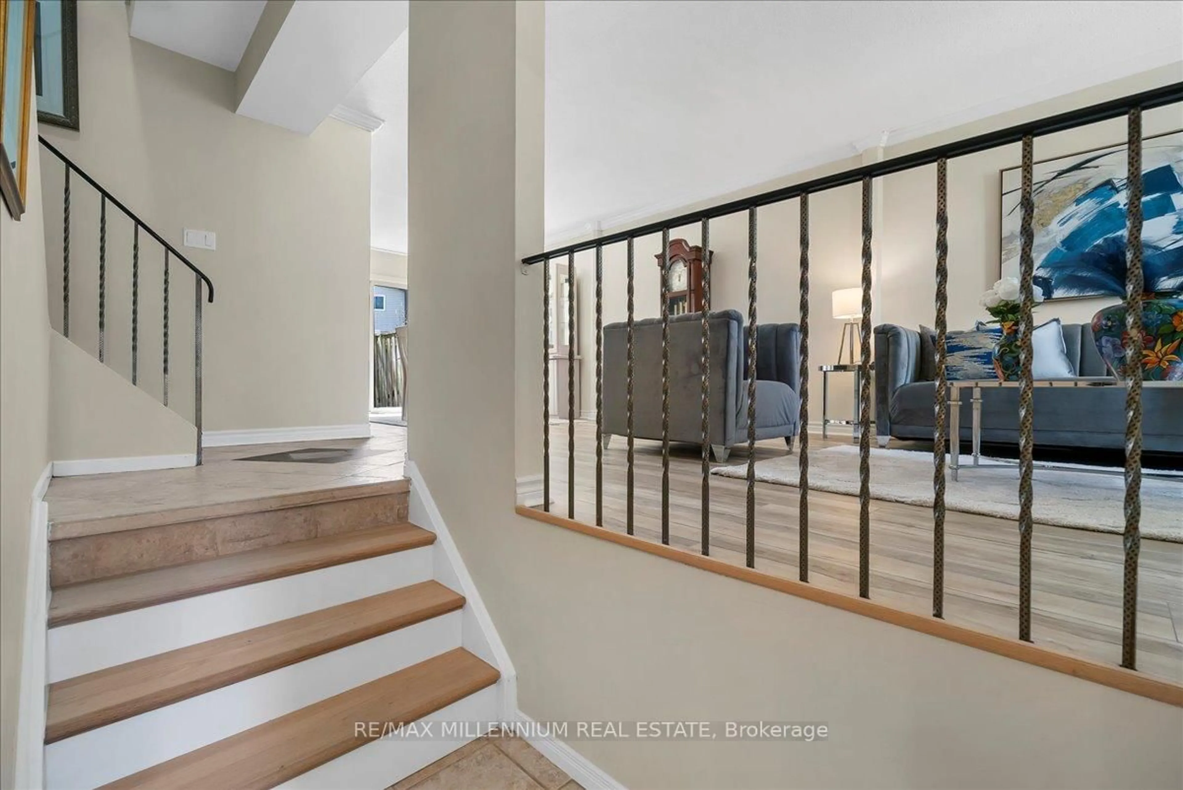 Indoor foyer for 765 Oklahoma Dr #22, Pickering Ontario L1W 3C9