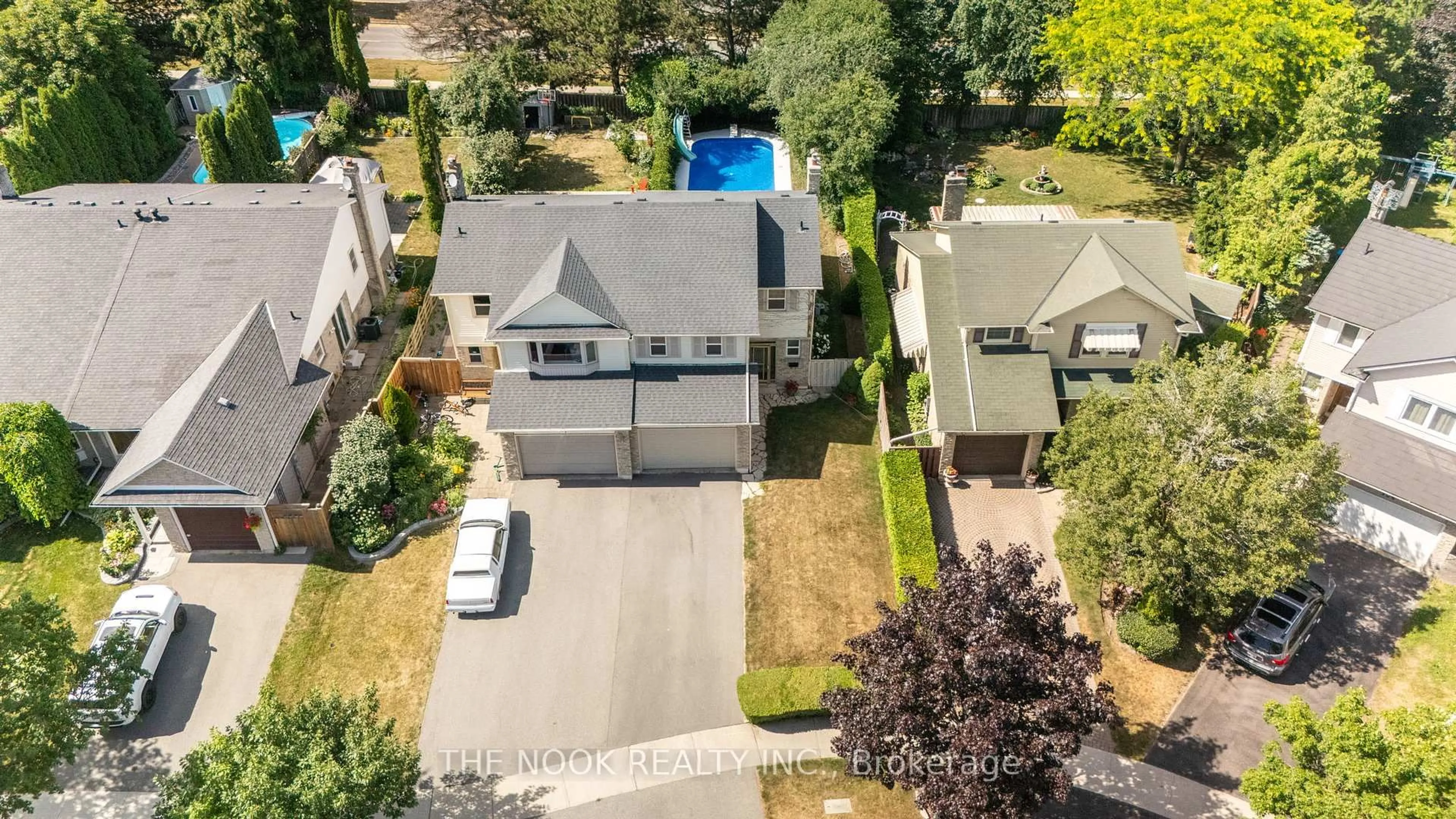 A pic from outside/outdoor area/front of a property/back of a property/a pic from drone, street for 370 Prince Of Wales Dr, Whitby Ontario L1N 6M9