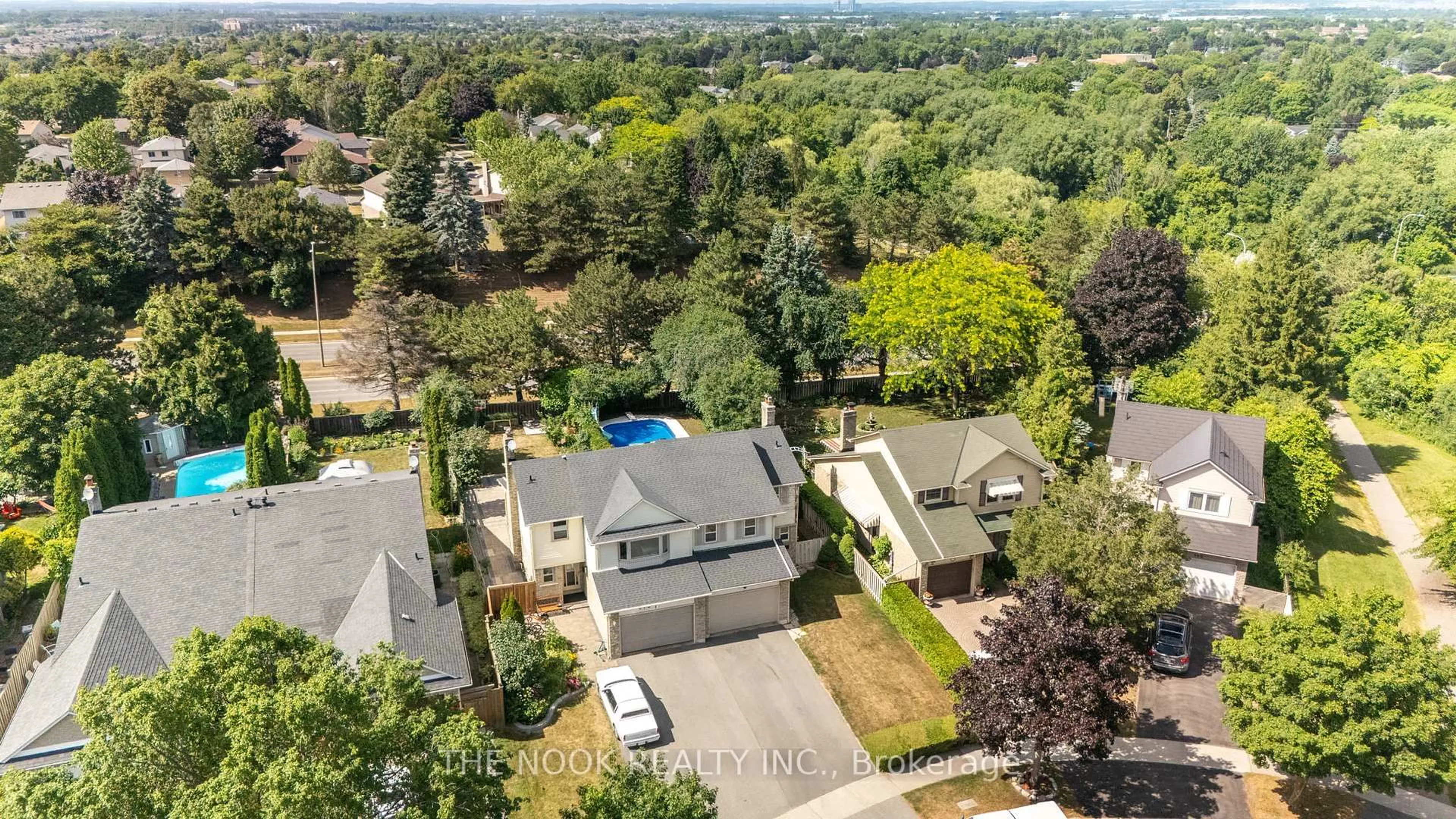 A pic from outside/outdoor area/front of a property/back of a property/a pic from drone, unknown for 370 Prince Of Wales Dr, Whitby Ontario L1N 6M9