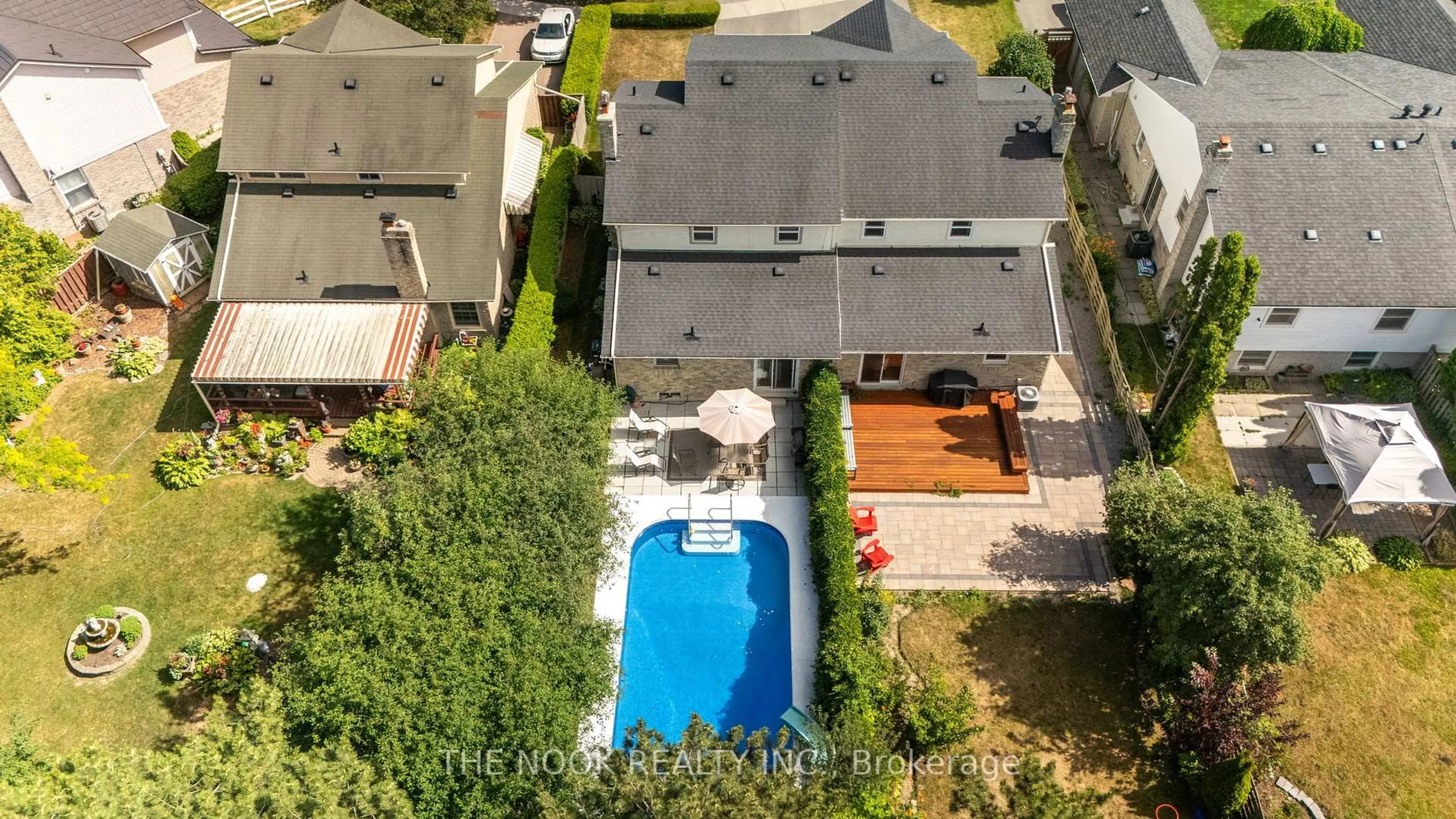 A pic from outside/outdoor area/front of a property/back of a property/a pic from drone, unknown for 370 Prince Of Wales Dr, Whitby Ontario L1N 6M9