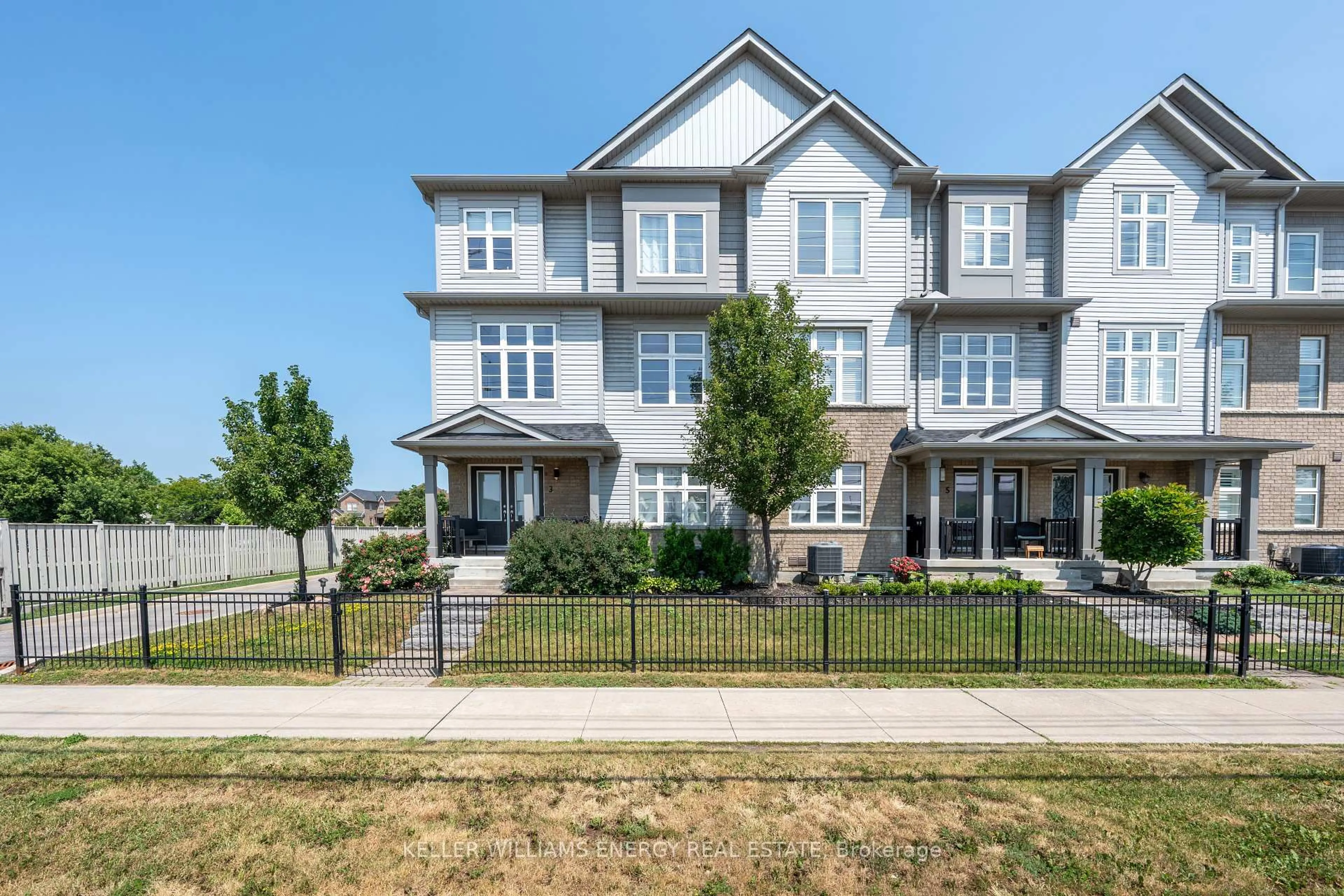 A pic from outside/outdoor area/front of a property/back of a property/a pic from drone, street for 3 Cornerside Way, Whitby Ontario L1M 0L8