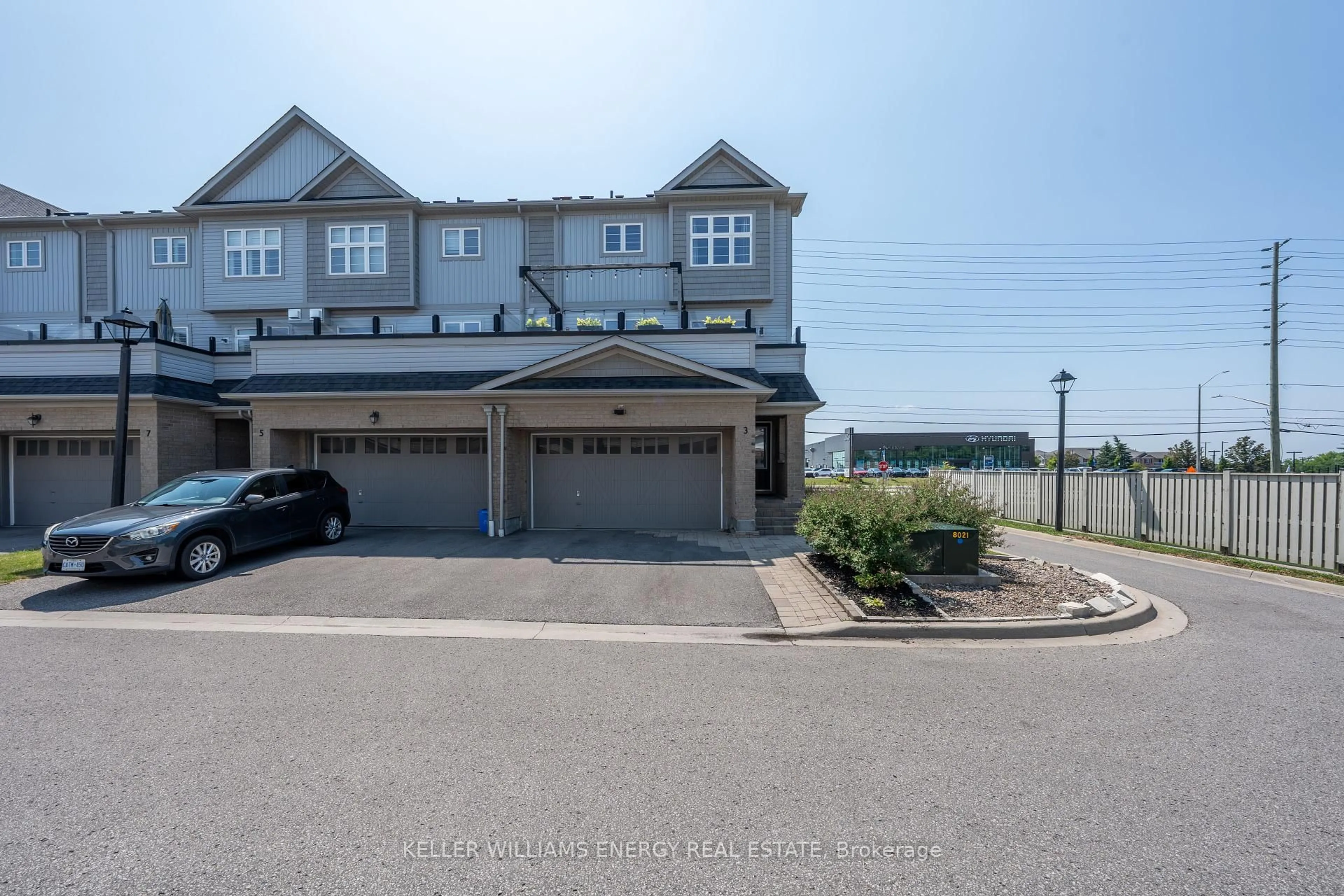 A pic from outside/outdoor area/front of a property/back of a property/a pic from drone, unknown for 3 Cornerside Way, Whitby Ontario L1M 0L8