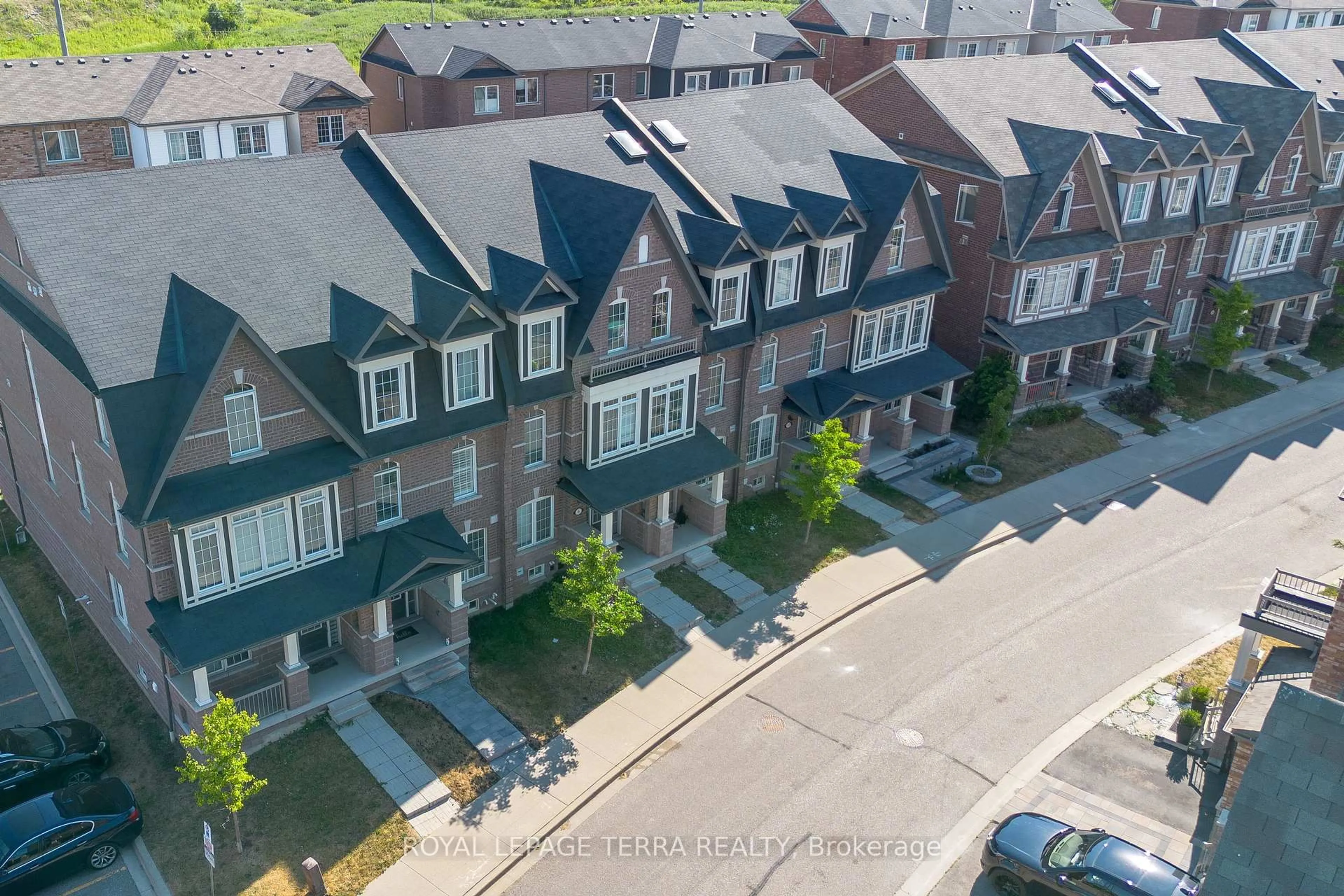 A pic from outside/outdoor area/front of a property/back of a property/a pic from drone, street for 8 Graywardine Lane, Ajax Ontario L1Z 0R9