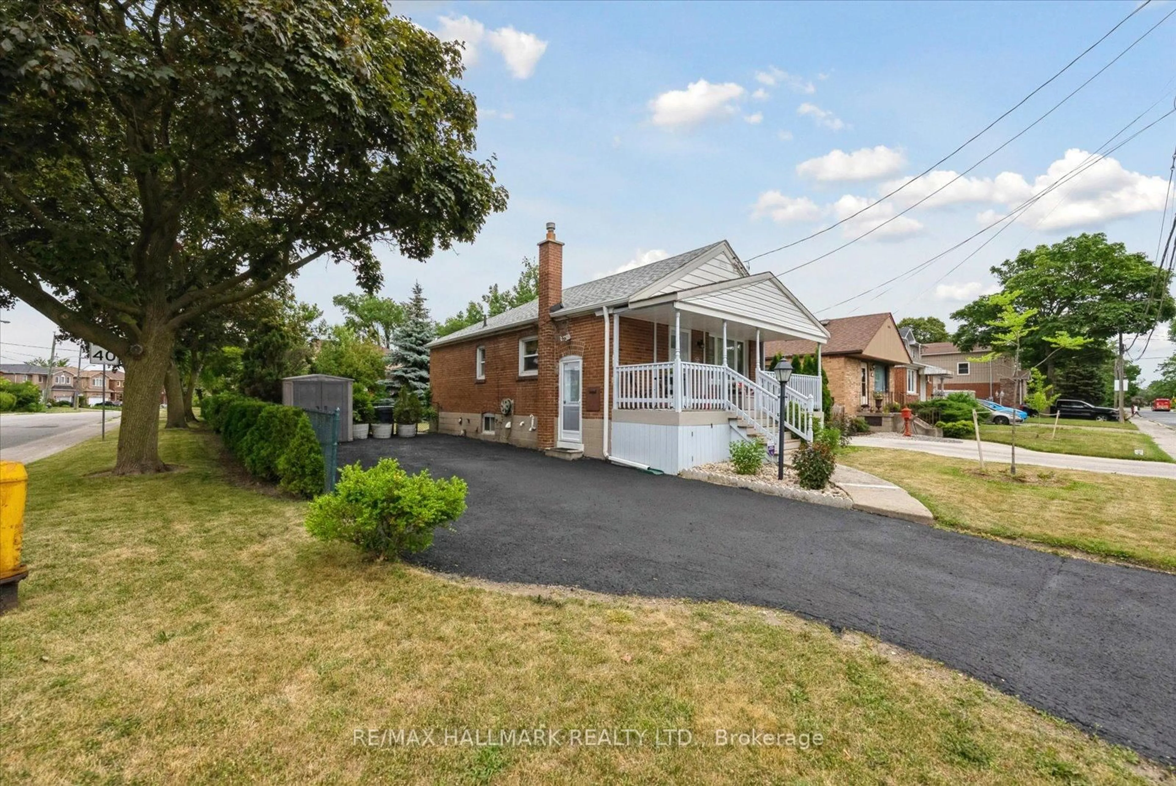 A pic from outside/outdoor area/front of a property/back of a property/a pic from drone, street for 14 Park St, Toronto Ontario M1N 2N2