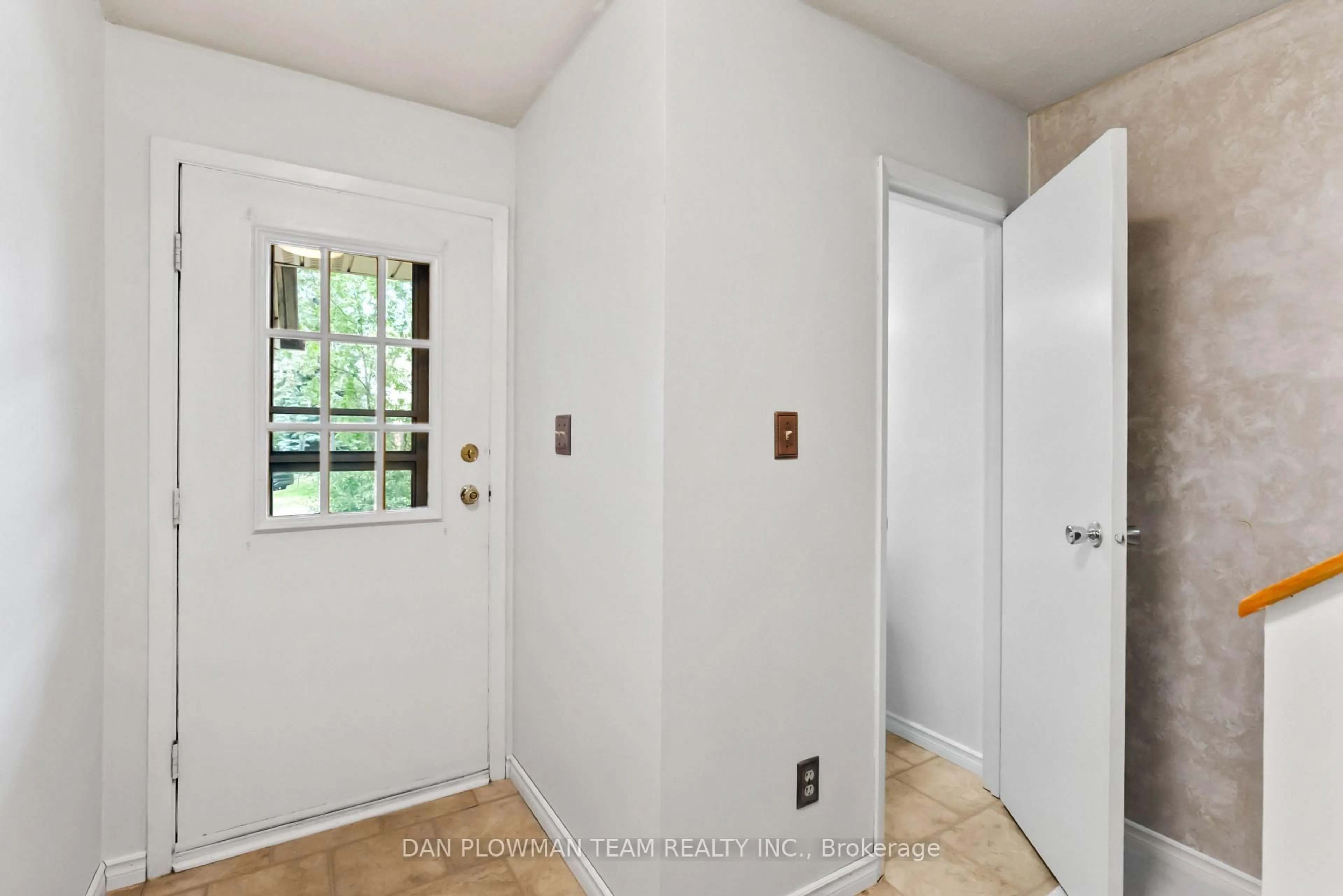 Indoor entryway for 450 Bristol Cres #13, Oshawa Ontario L1J 6M3