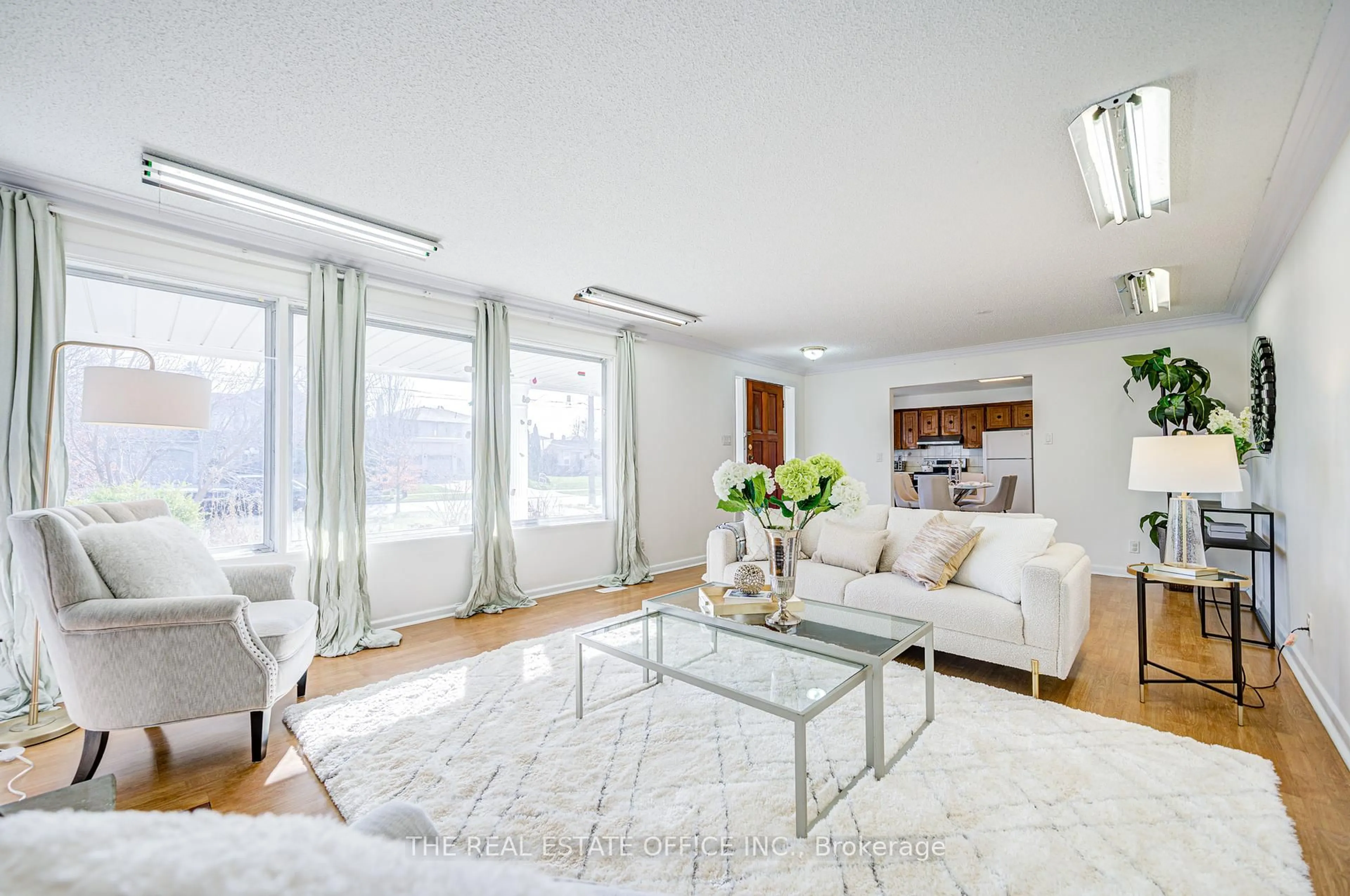 Living room with furniture, unknown for 128 Fairglen Ave, Toronto Ontario M1W 1A7