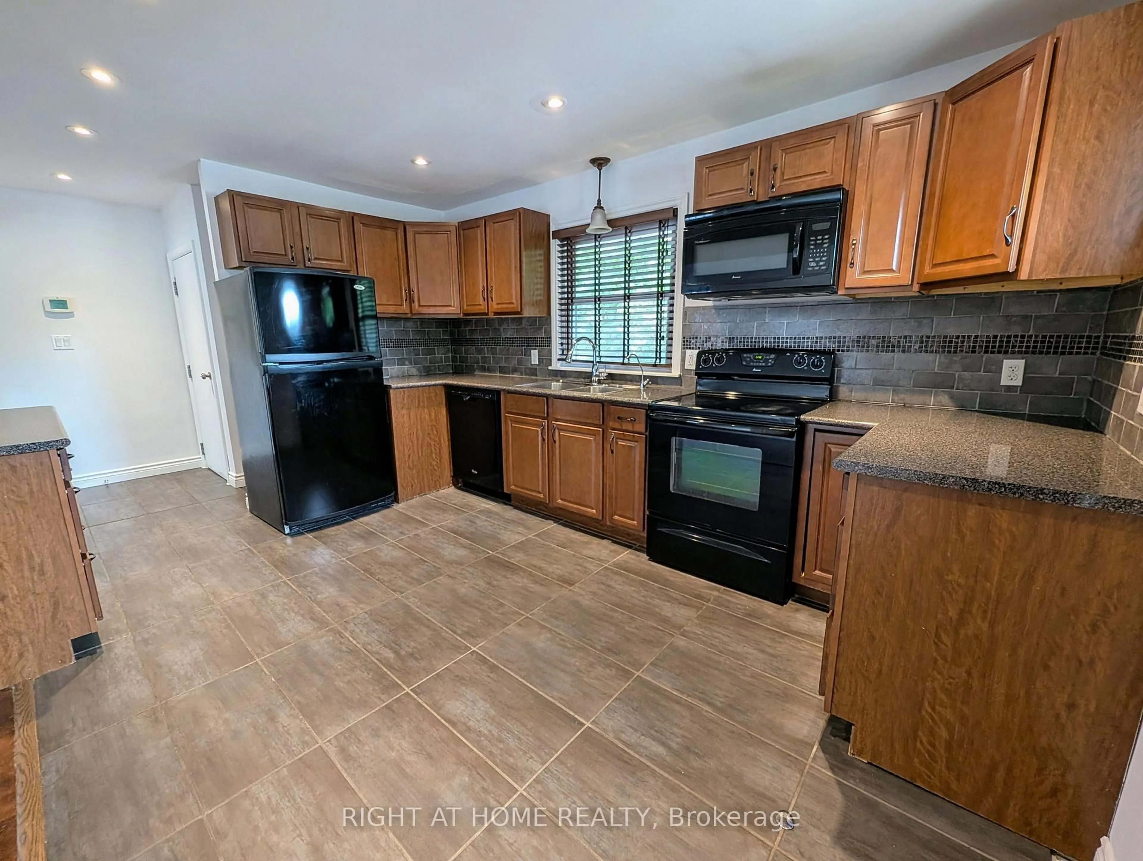 Standard kitchen, ceramic/tile floor for 567 Coleridge St, Oshawa Ontario L1H 6S7