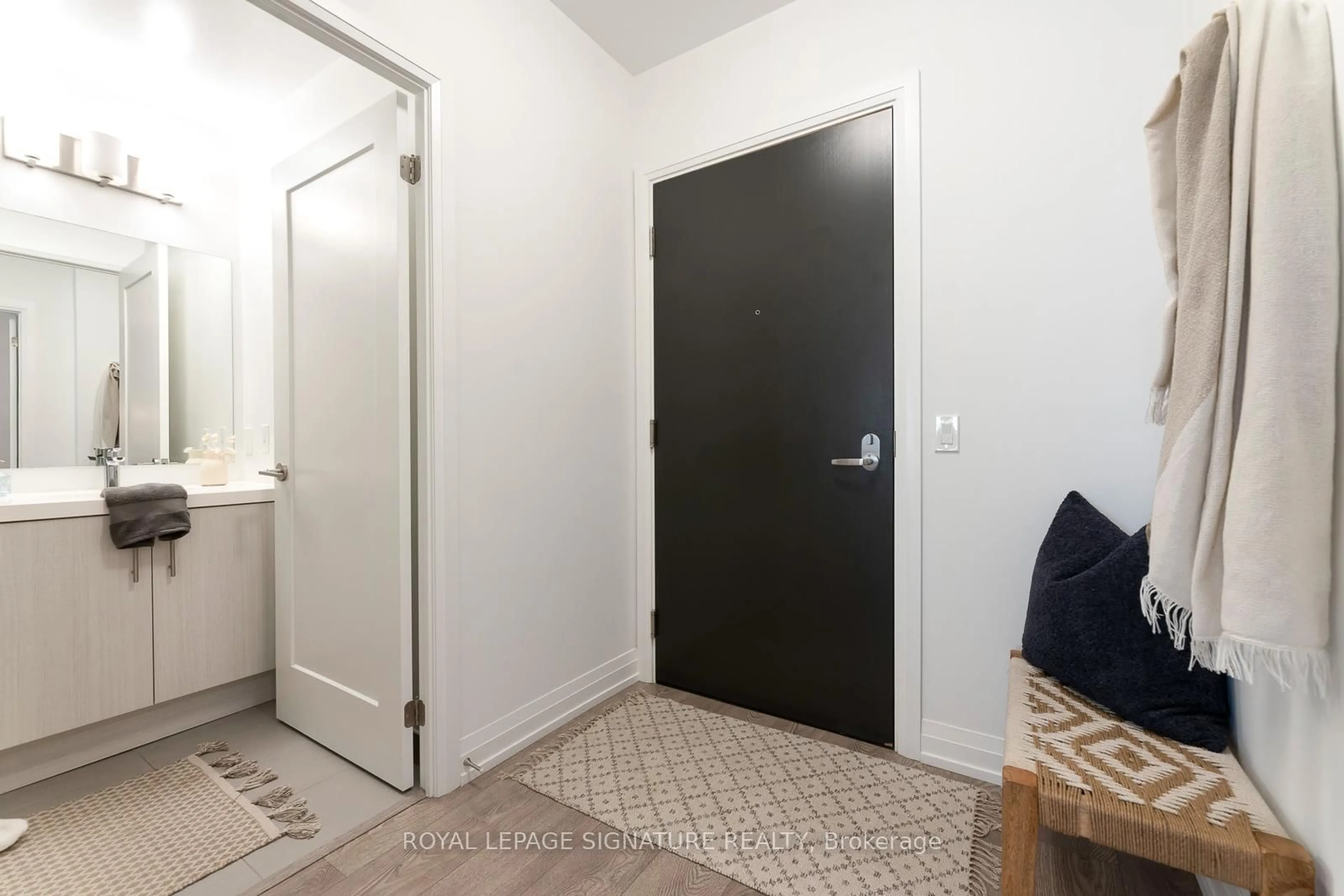 Indoor entryway for 286 Main St #809, Toronto Ontario M4C 0B3
