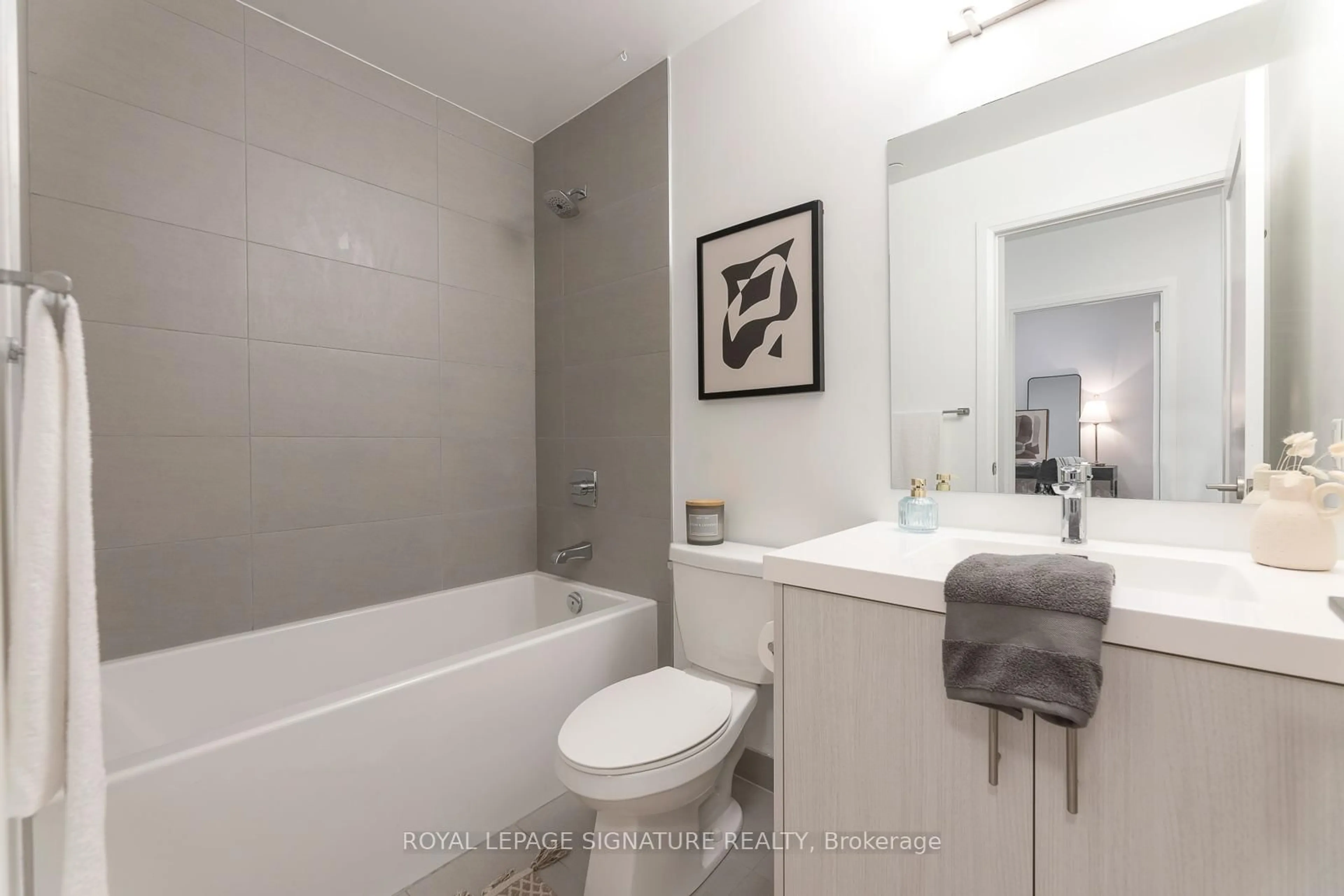 Standard bathroom, ceramic/tile floor for 286 Main St #809, Toronto Ontario M4C 0B3