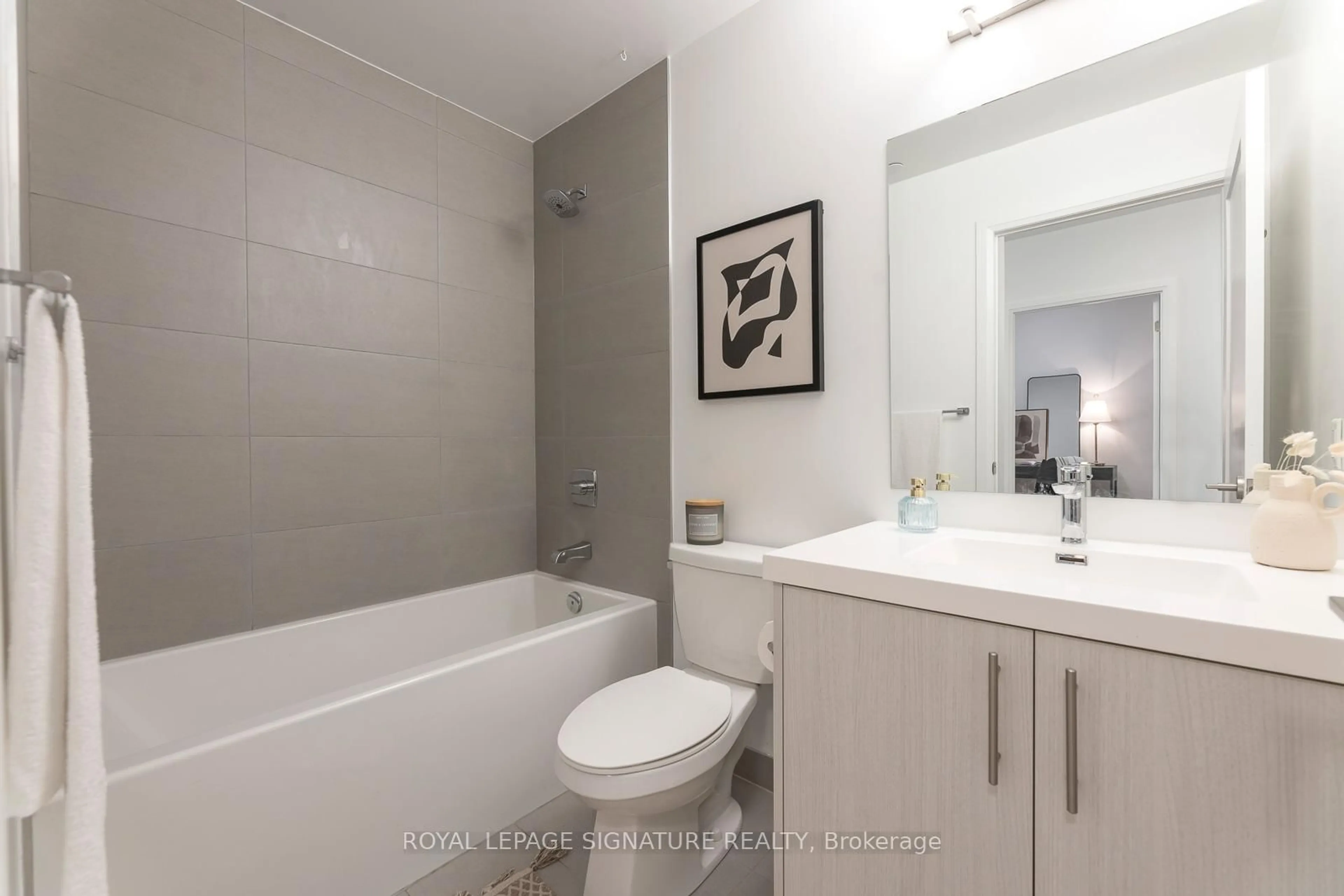 Standard bathroom, ceramic/tile floor for 286 Main St #809, Toronto Ontario M4C 0B3