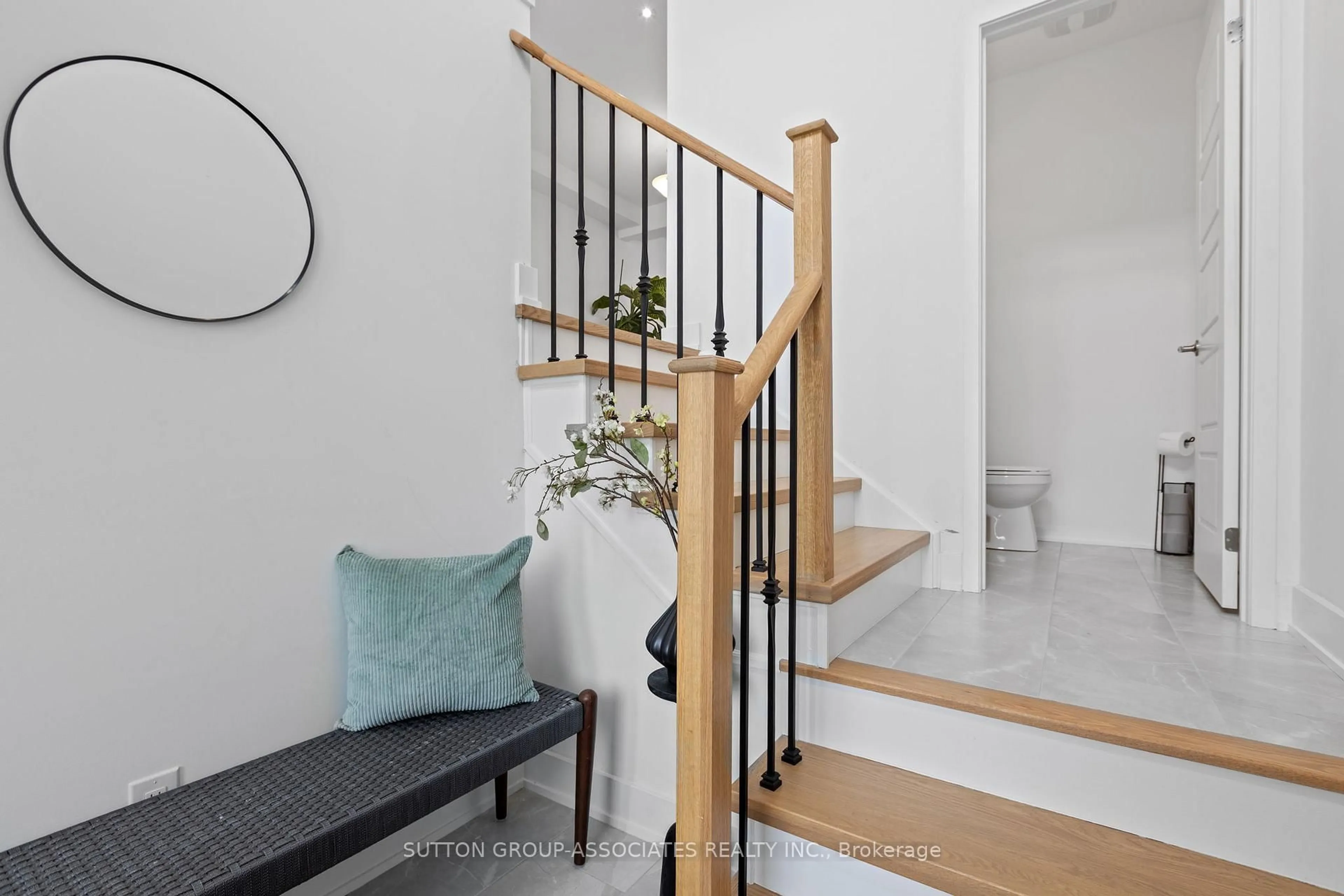 Indoor entryway for 1980 Wilson Rd, Oshawa Ontario L1K 3G4