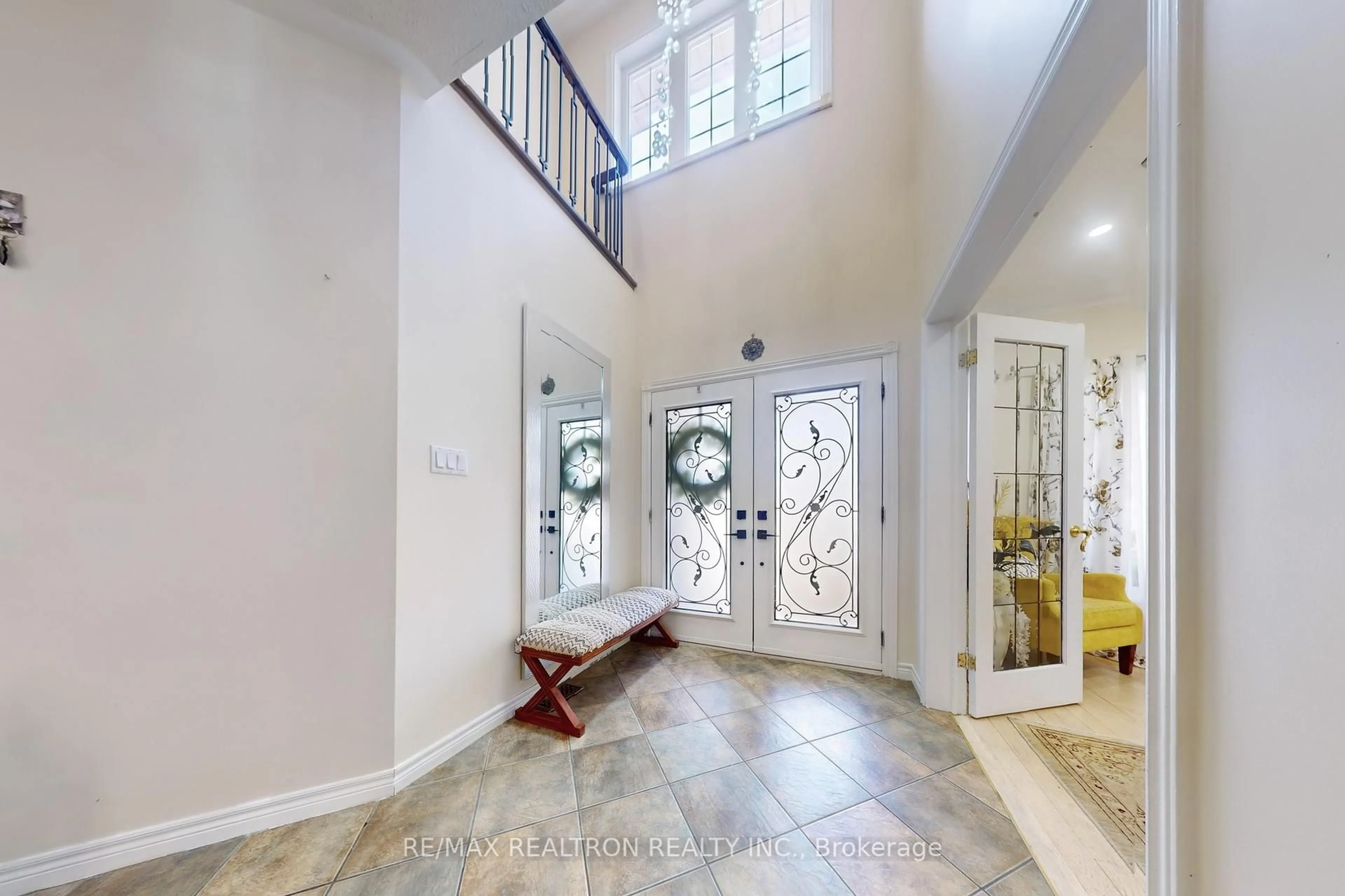 Indoor entryway for 1143 Gossamer Dr, Pickering Ontario L1X 2T8