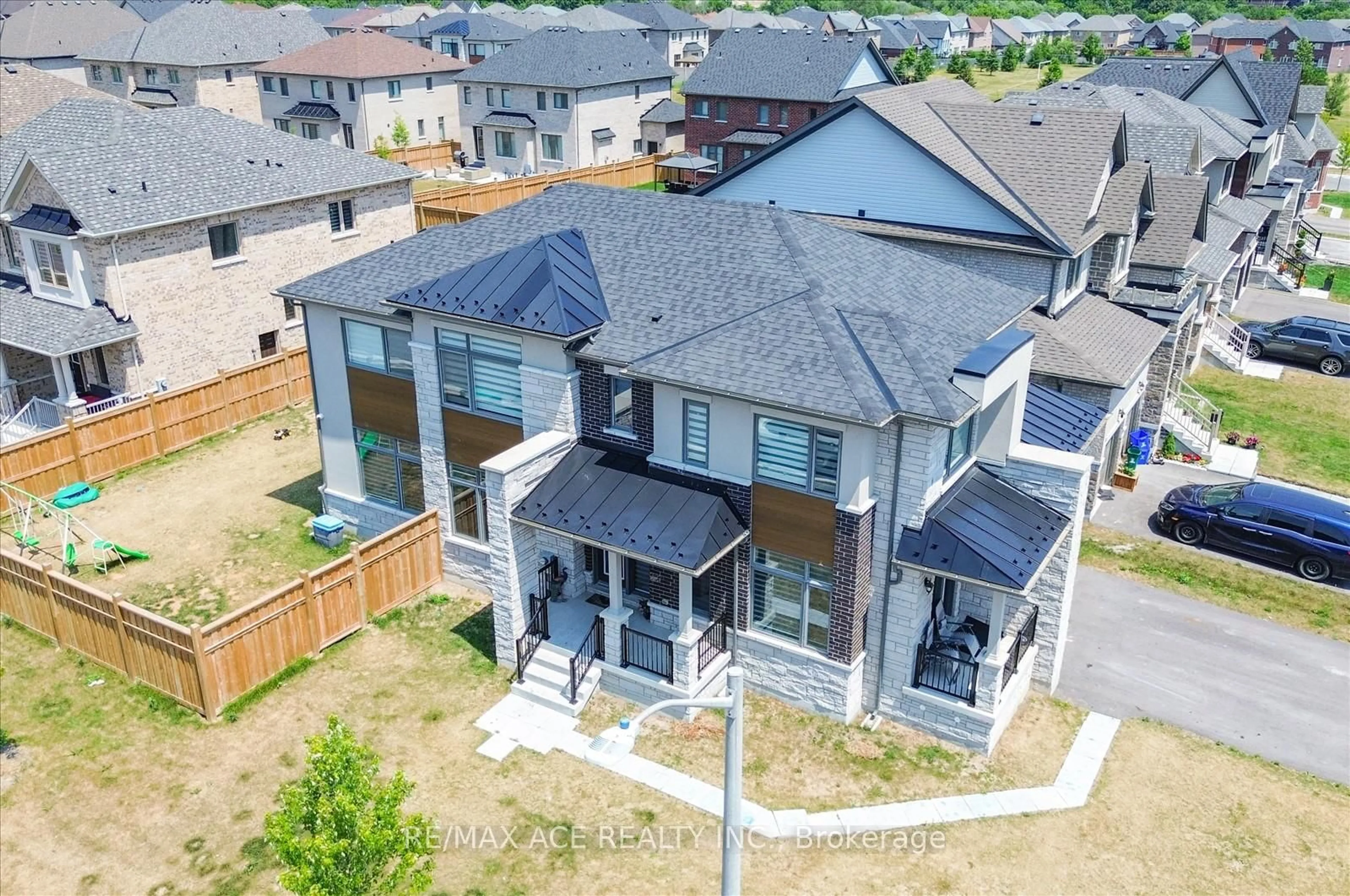 A pic from outside/outdoor area/front of a property/back of a property/a pic from drone, mountain view for 63 Wamsley Cres, Clarington Ontario L1B 0W1