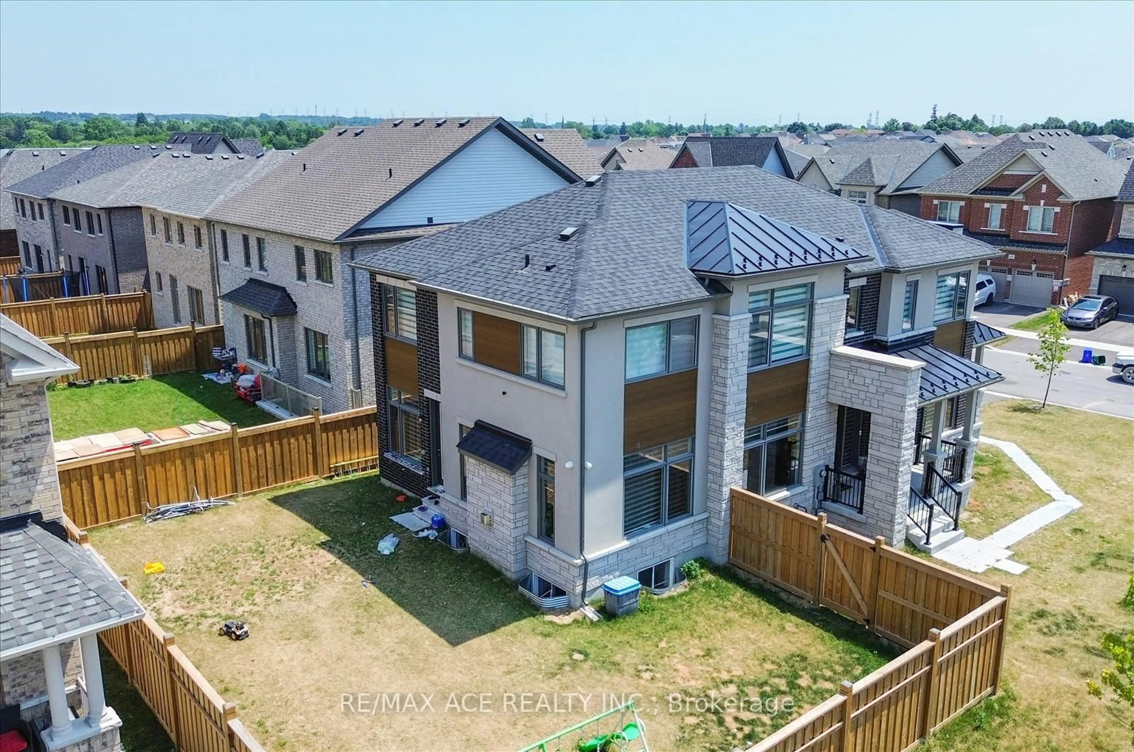 A pic from outside/outdoor area/front of a property/back of a property/a pic from drone, unknown for 63 Wamsley Cres, Clarington Ontario L1B 0W1