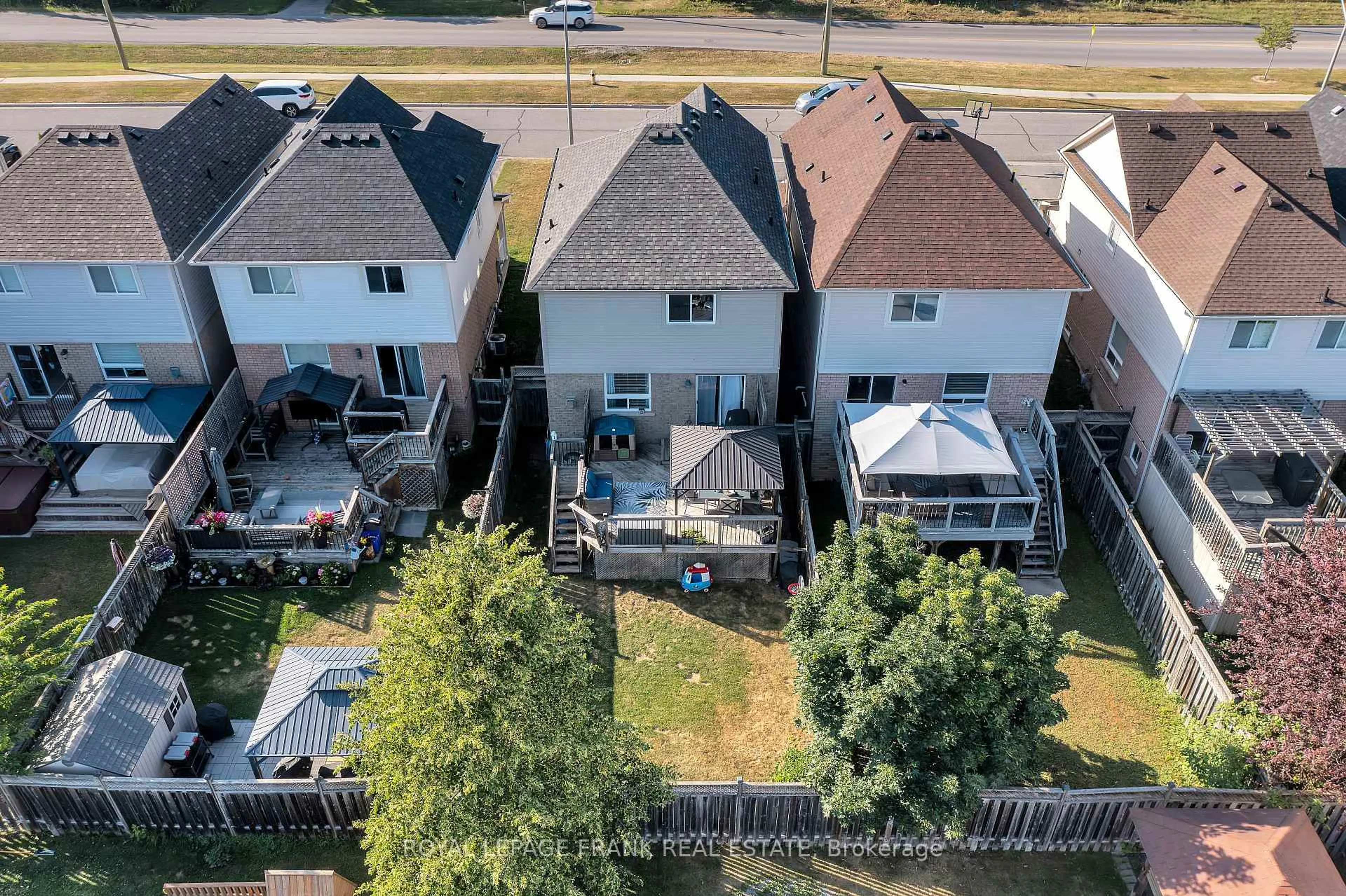 A pic from outside/outdoor area/front of a property/back of a property/a pic from drone, street for 72 Lunney Cres, Clarington Ontario L1C 5P1