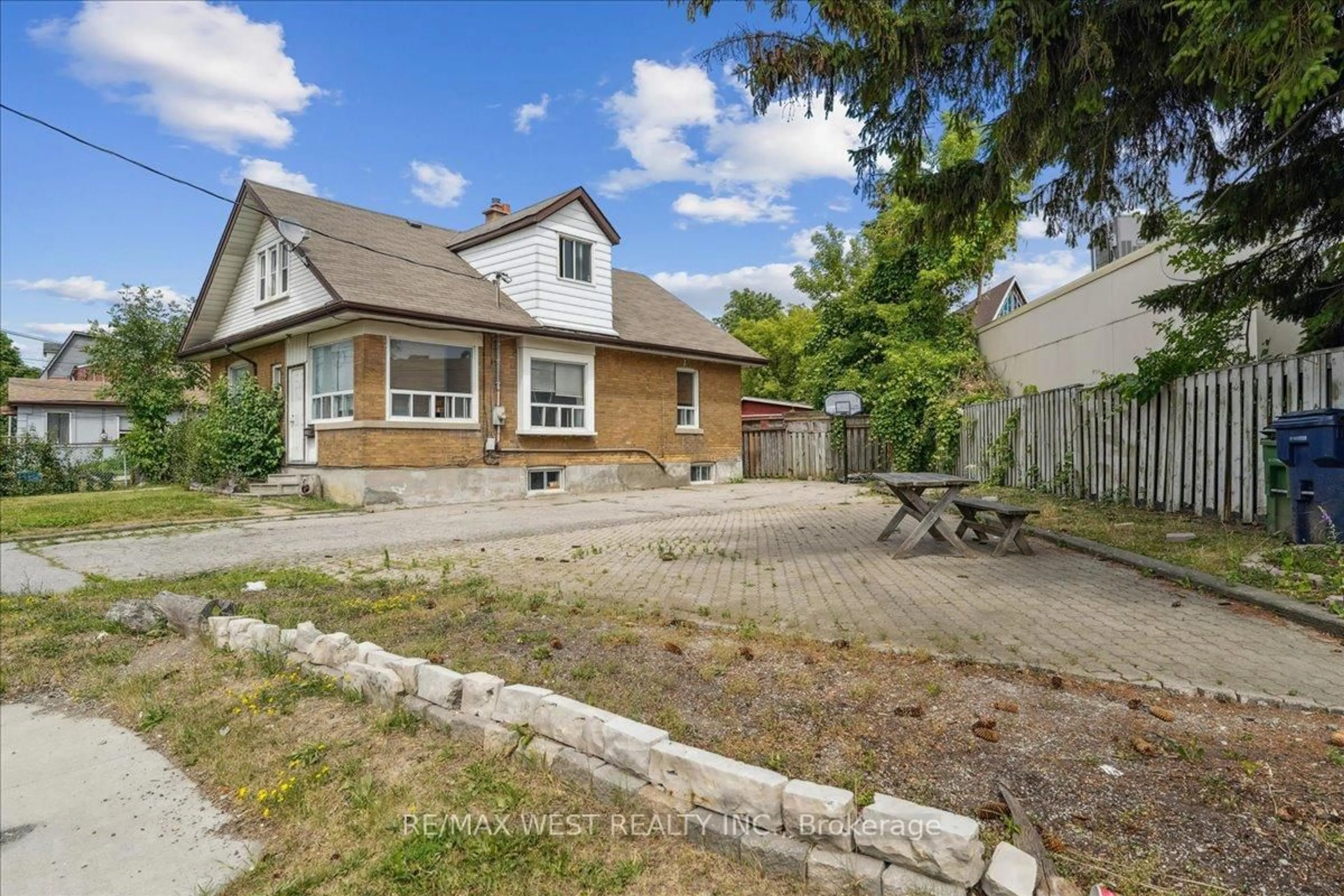 A pic from outside/outdoor area/front of a property/back of a property/a pic from drone, street for 677 Danforth Rd, Toronto Ontario M1K 1G4