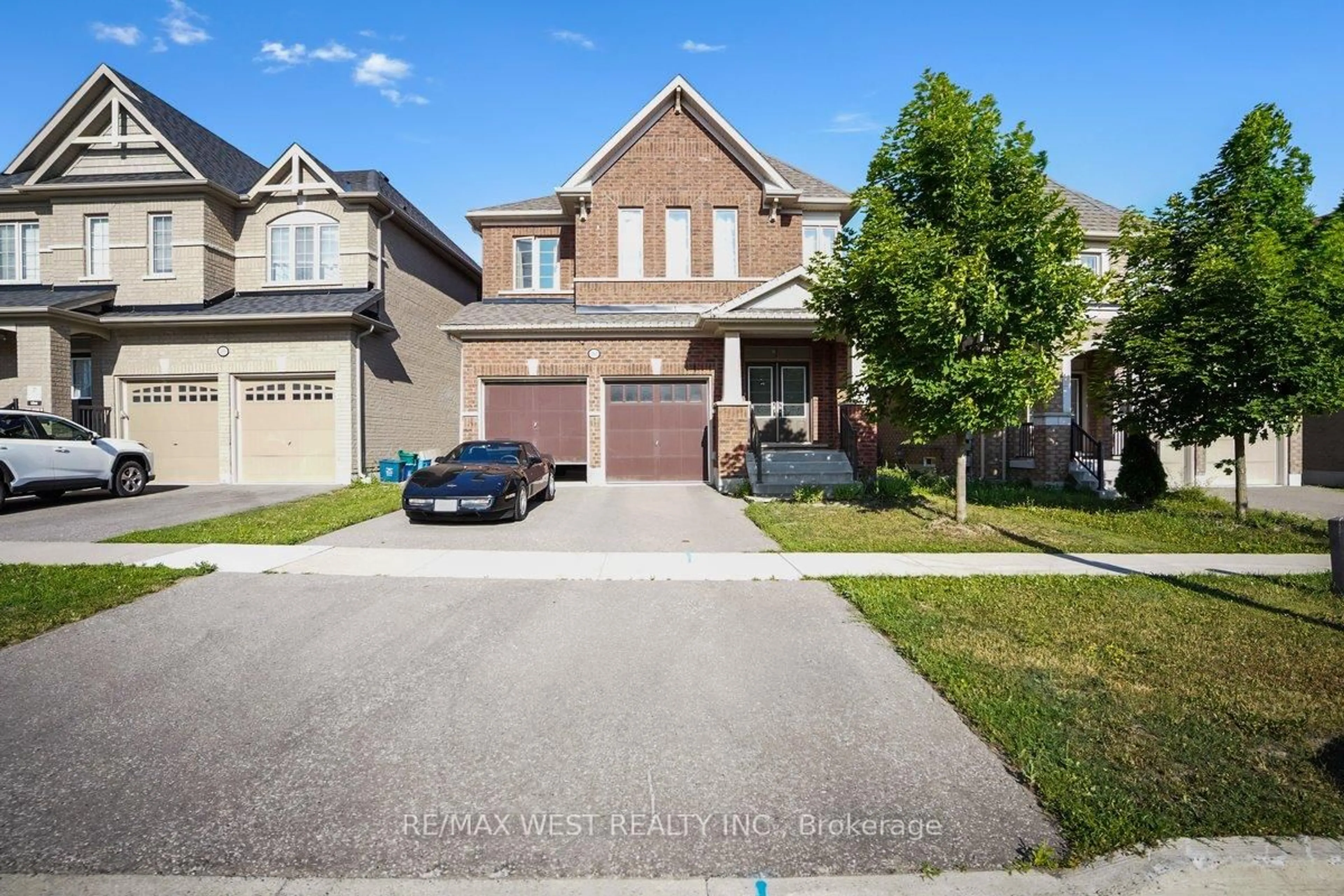 A pic from outside/outdoor area/front of a property/back of a property/a pic from drone, street for 363 Windfields Farm Dr, Oshawa Ontario L1H 7K4