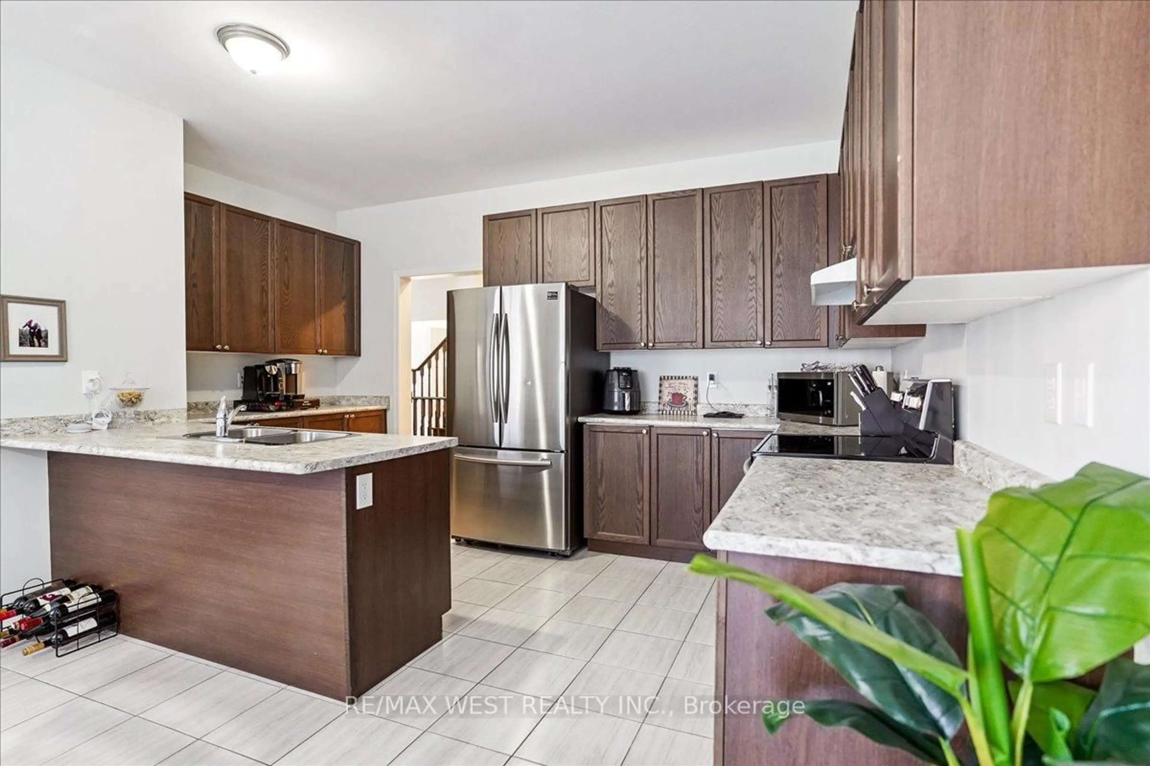 Open concept kitchen, unknown for 363 Windfields Farm Dr, Oshawa Ontario L1H 7K4