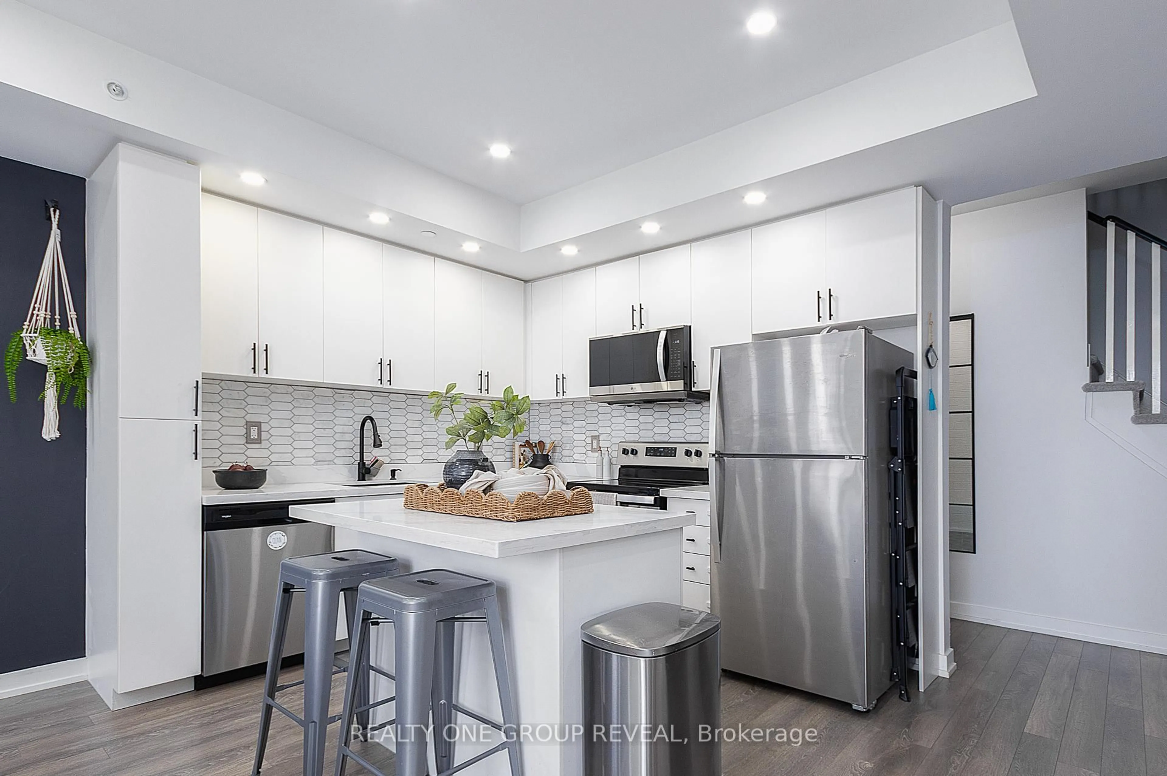 Open concept kitchen, unknown for 1555 Kingston Rd #118, Pickering Ontario L1V 0E9