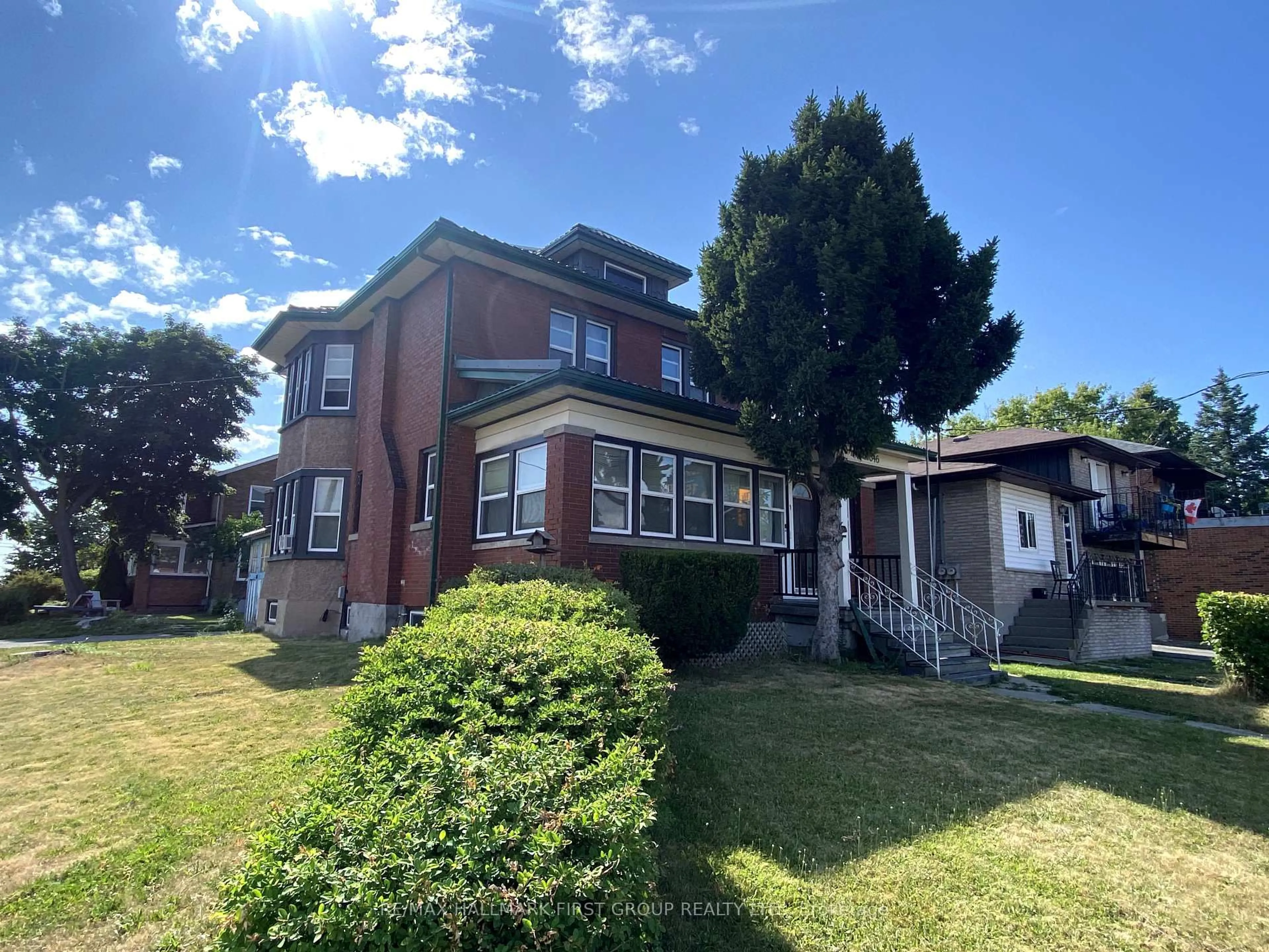 A pic from outside/outdoor area/front of a property/back of a property/a pic from drone, street for 346 Simcoe St, Oshawa Ontario L1H 4J1