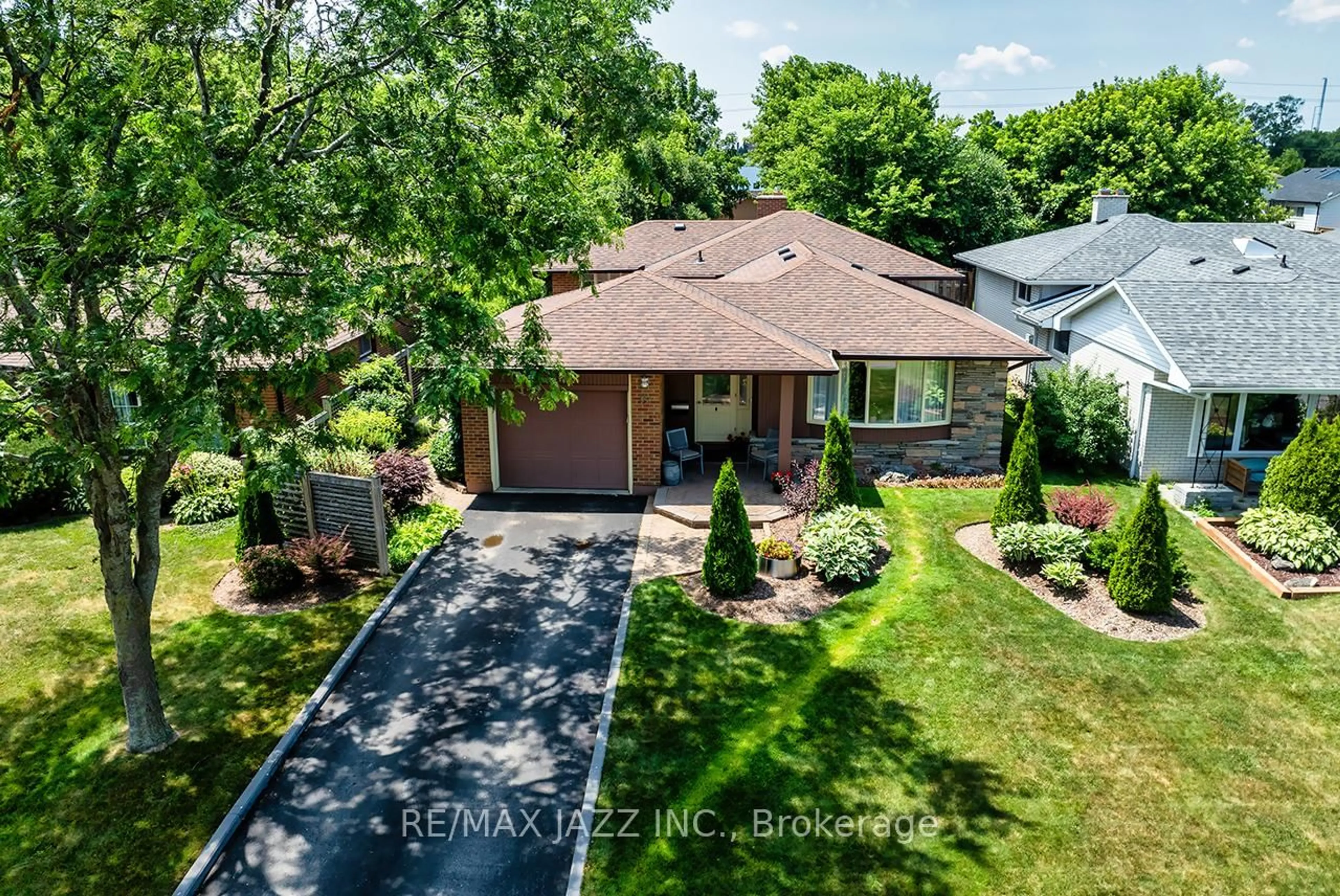 A pic from outside/outdoor area/front of a property/back of a property/a pic from drone, street for 351 Orange Cres, Oshawa Ontario L1G 5X2
