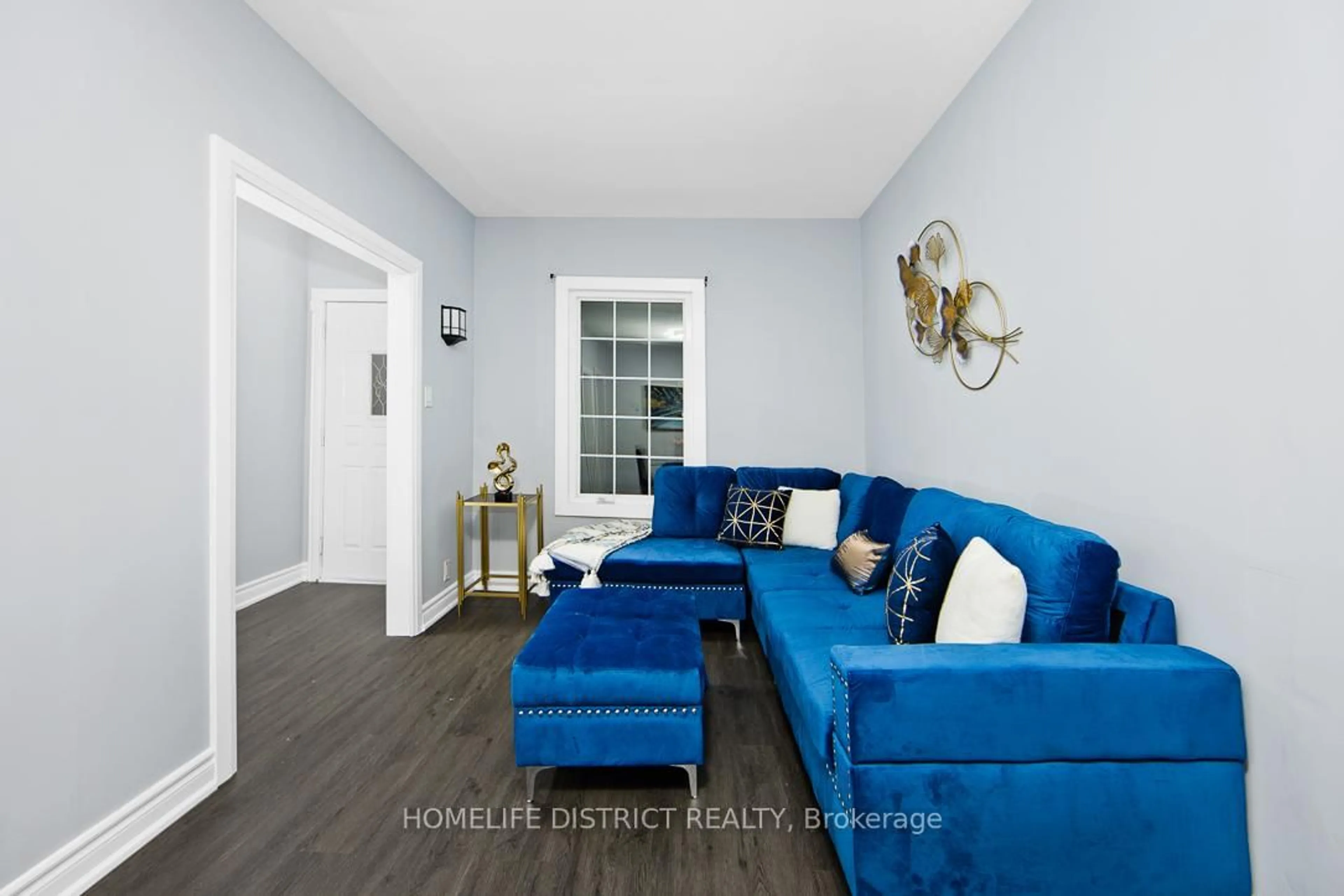 Living room with furniture, wood/laminate floor for 26 Brock St, Oshawa Ontario L1G 1R9