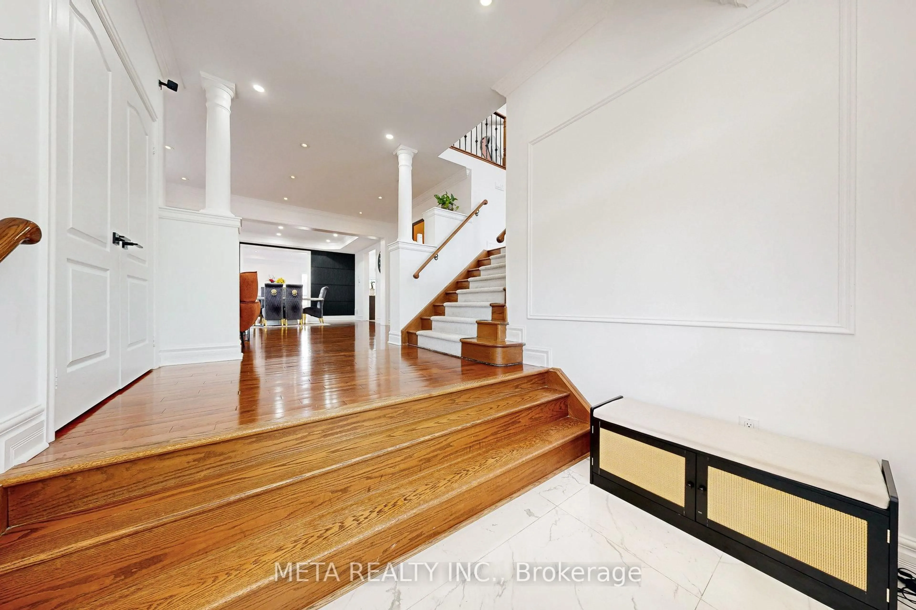 Indoor foyer for 1681 Yardley St, Oshawa Ontario L1K 0B4