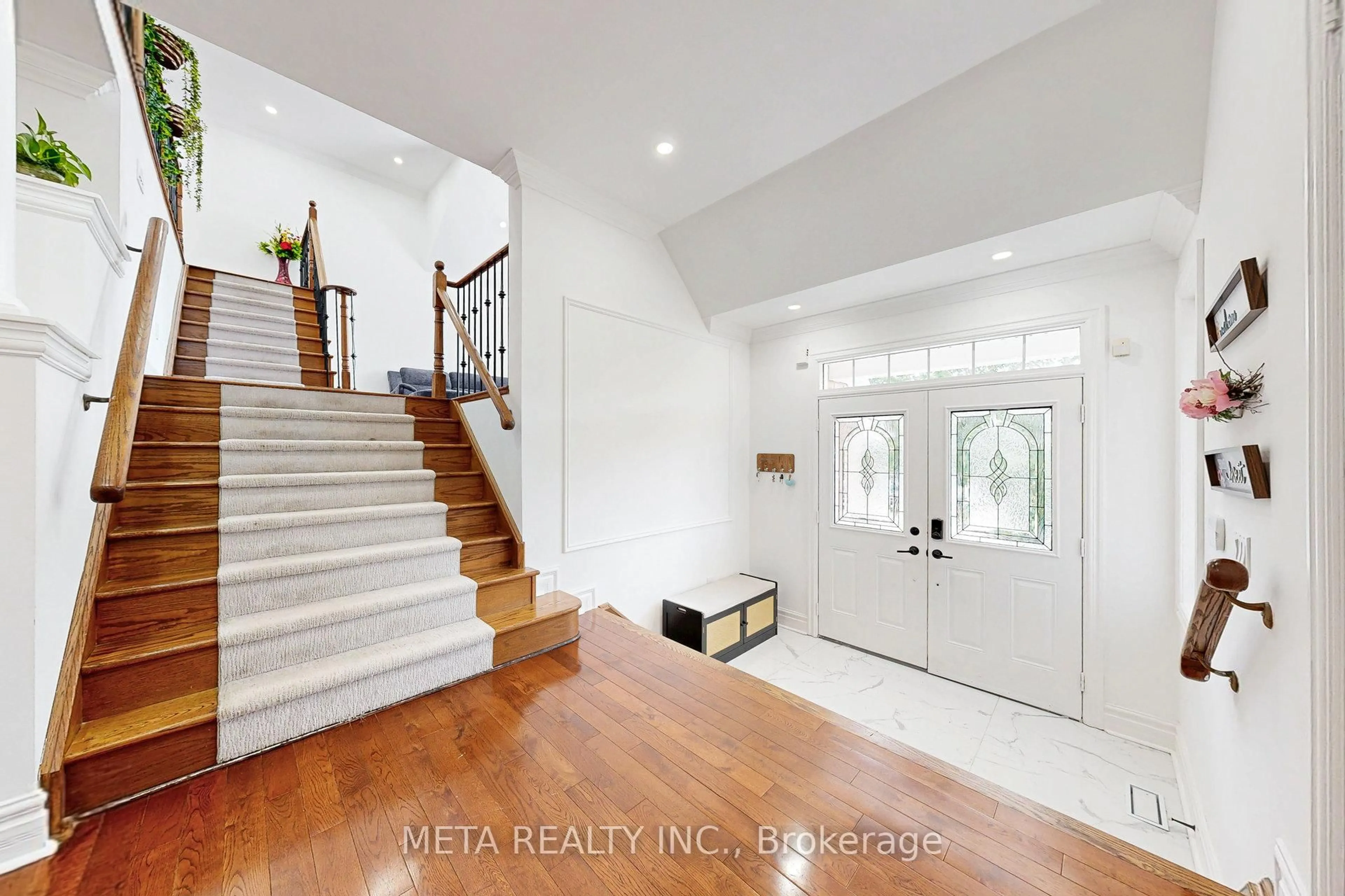 Indoor entryway for 1681 Yardley St, Oshawa Ontario L1K 0B4