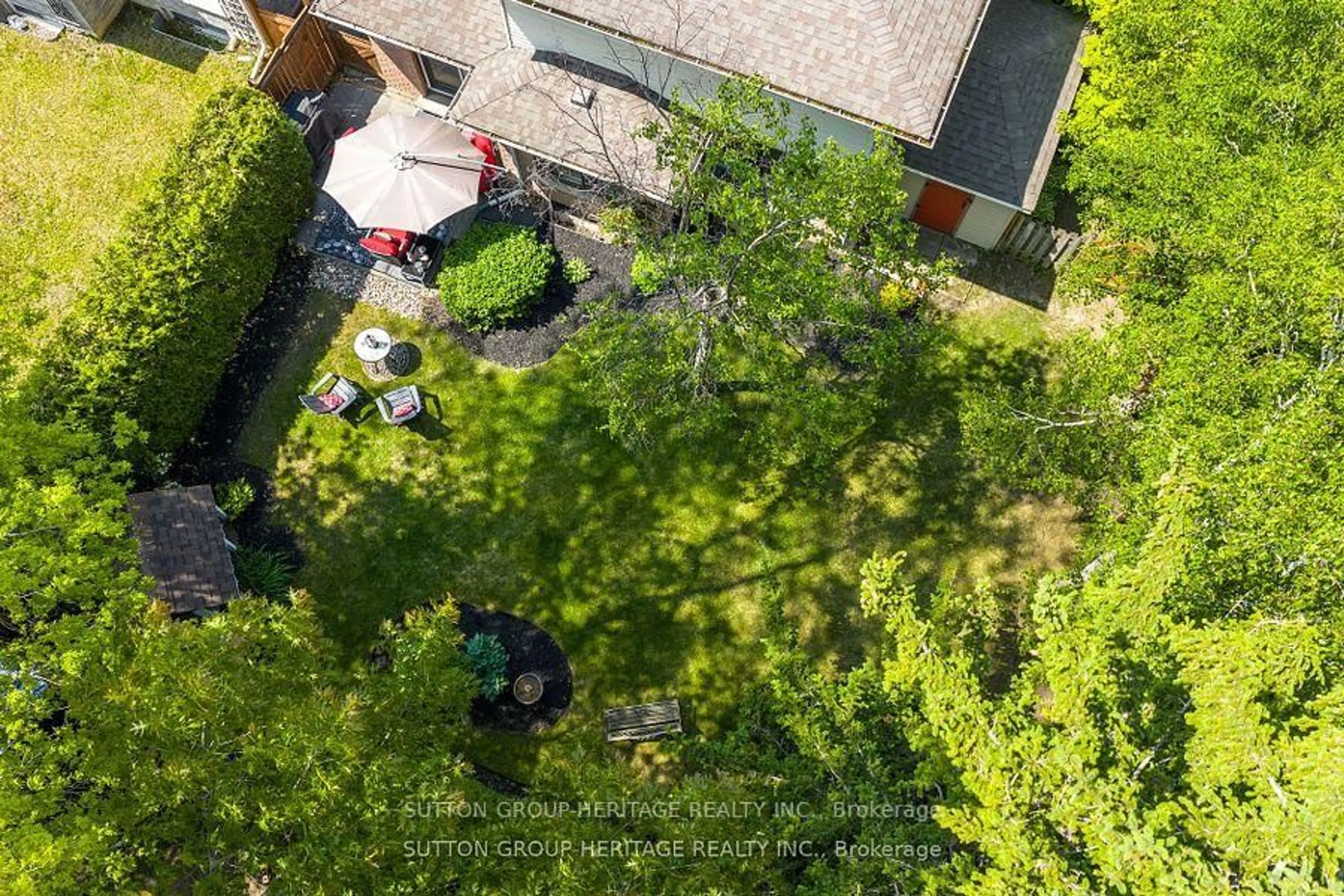 A pic from outside/outdoor area/front of a property/back of a property/a pic from drone, forest/trees view for 232 Kensington Cres, Oshawa Ontario L1G 7S5
