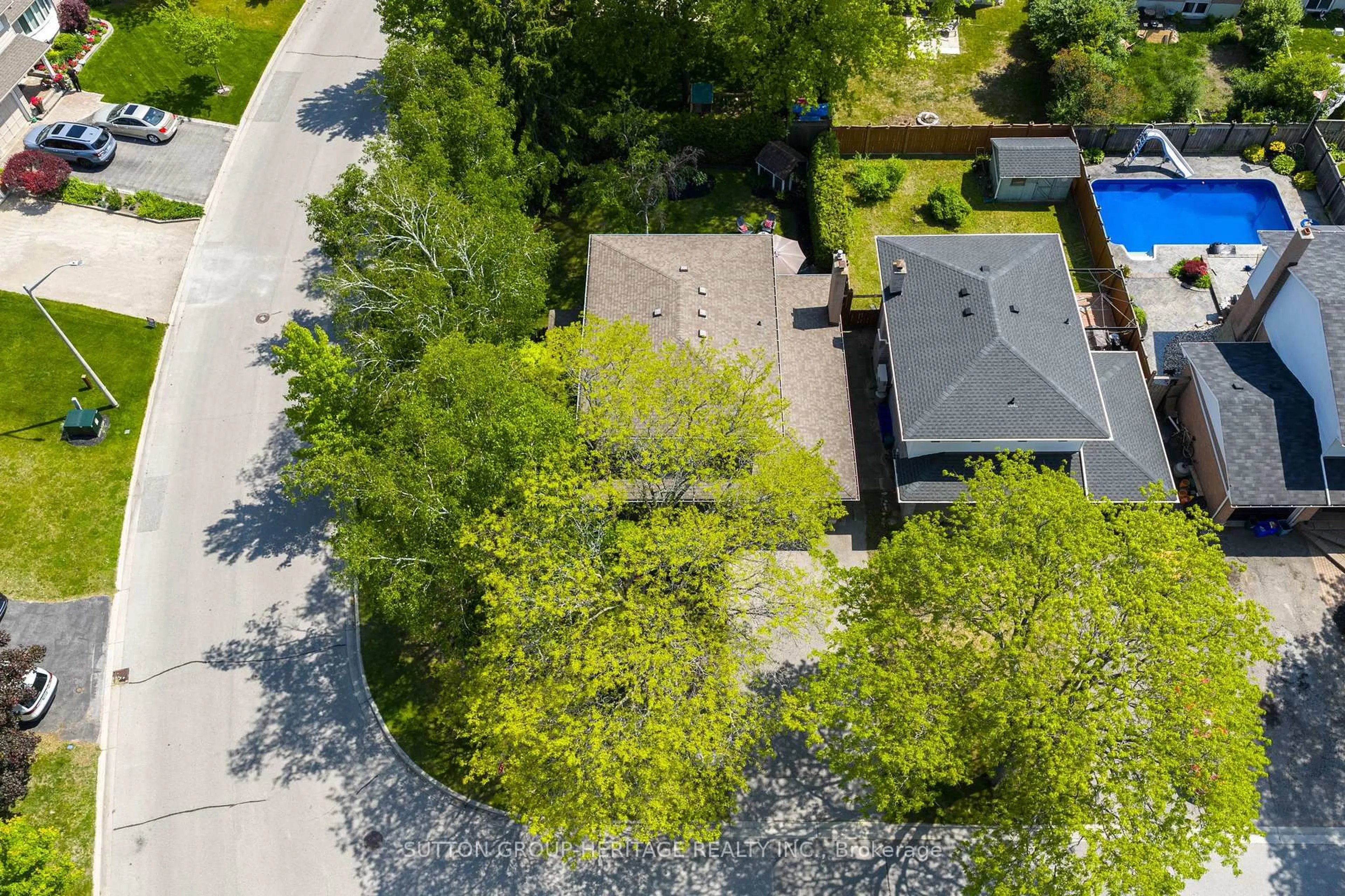 A pic from outside/outdoor area/front of a property/back of a property/a pic from drone, street for 232 Kensington Cres, Oshawa Ontario L1G 7S5