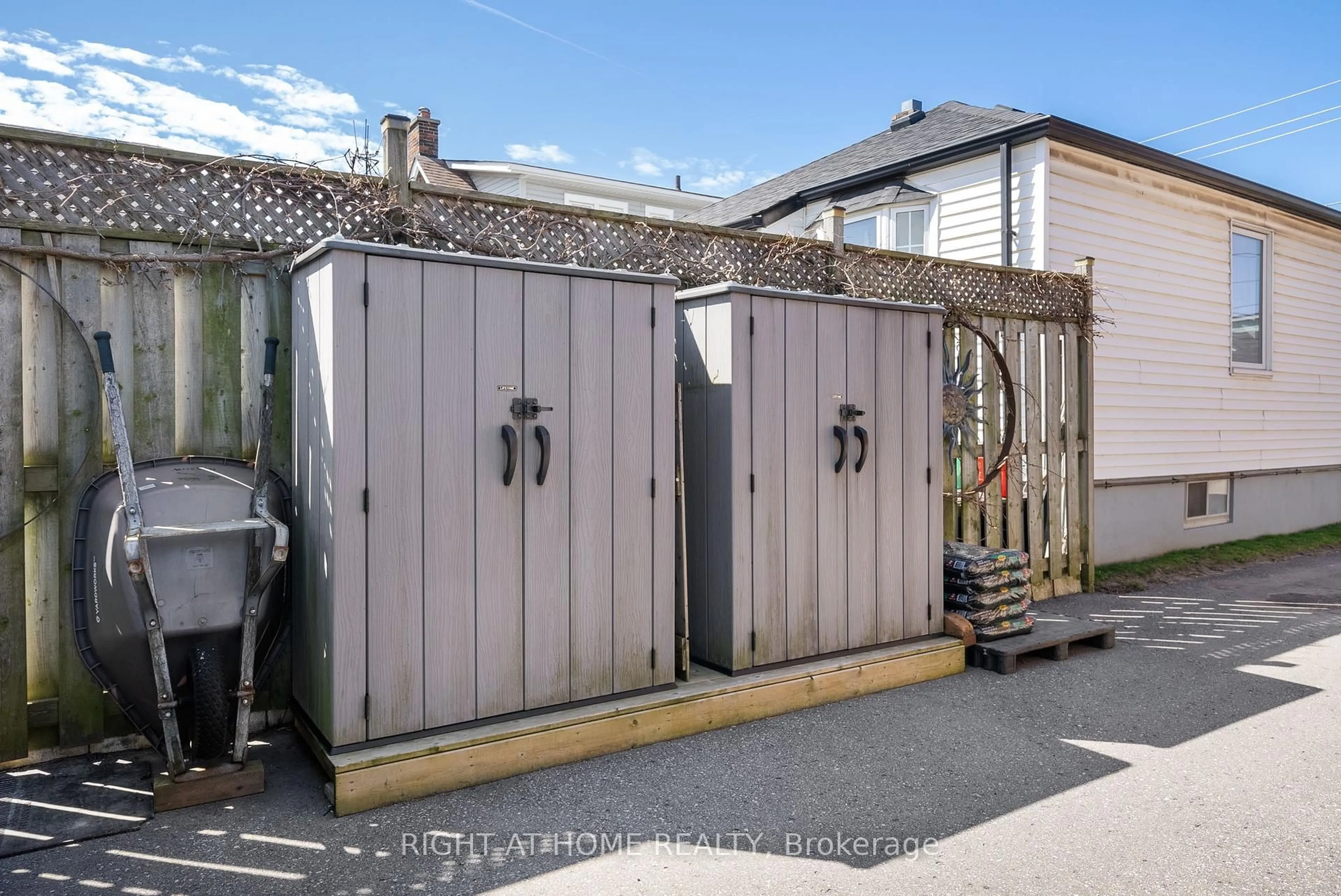 Shed for 739 Albert St, Oshawa Ontario L1H 4T7