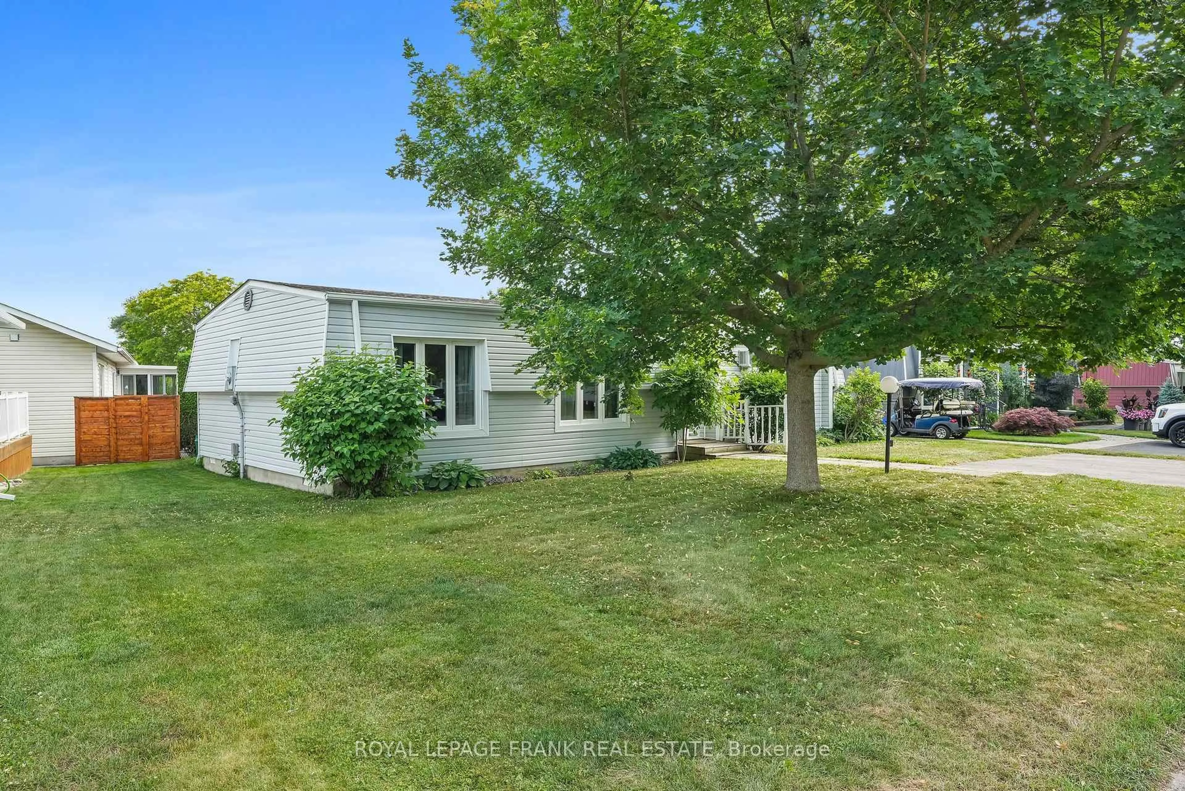 A pic from outside/outdoor area/front of a property/back of a property/a pic from drone, street for 185 Wilmot Tr, Clarington Ontario L1B 1B9