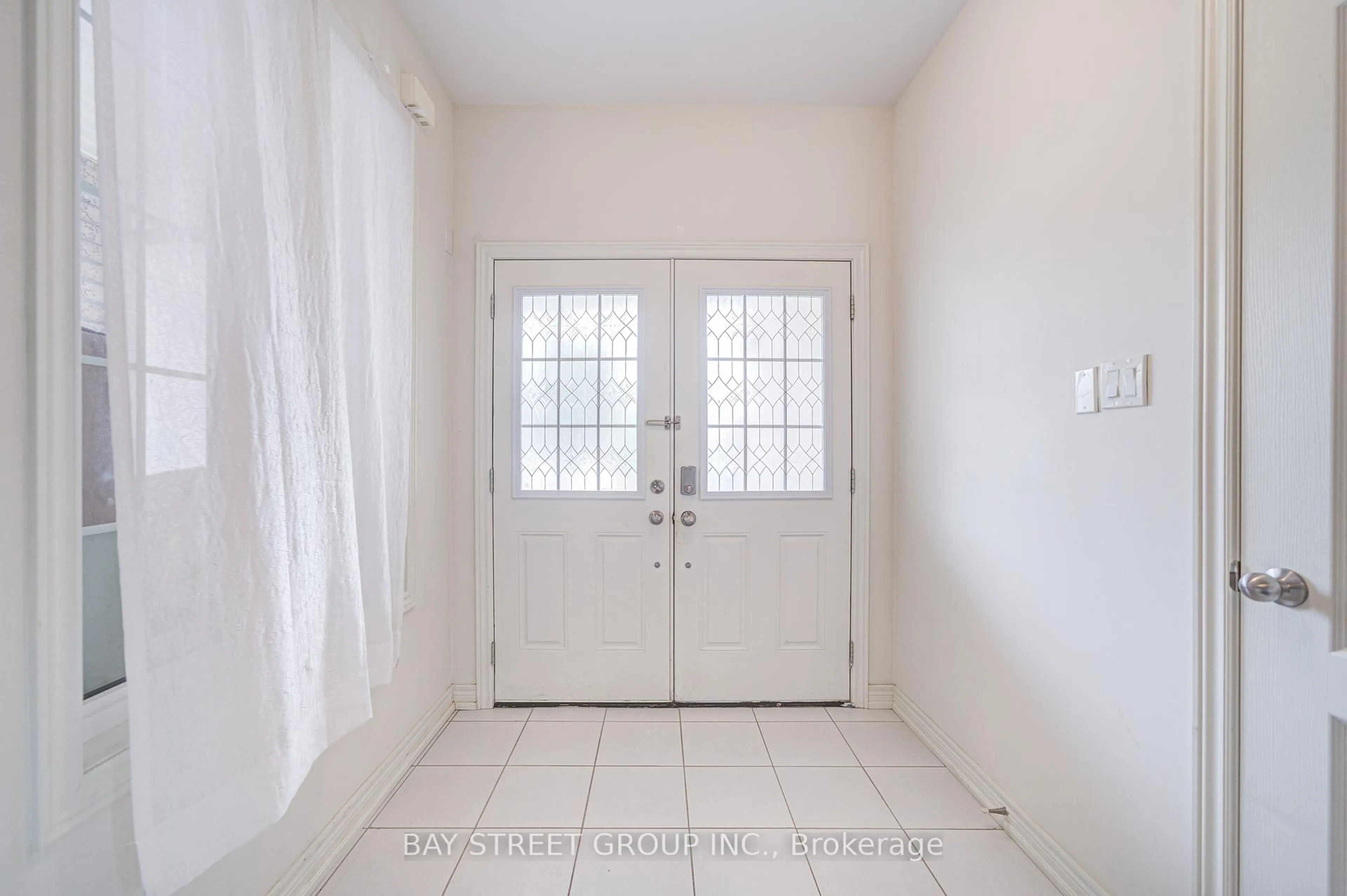 Indoor entryway for 1804 Grandview St, Oshawa Ontario L1K 0A6