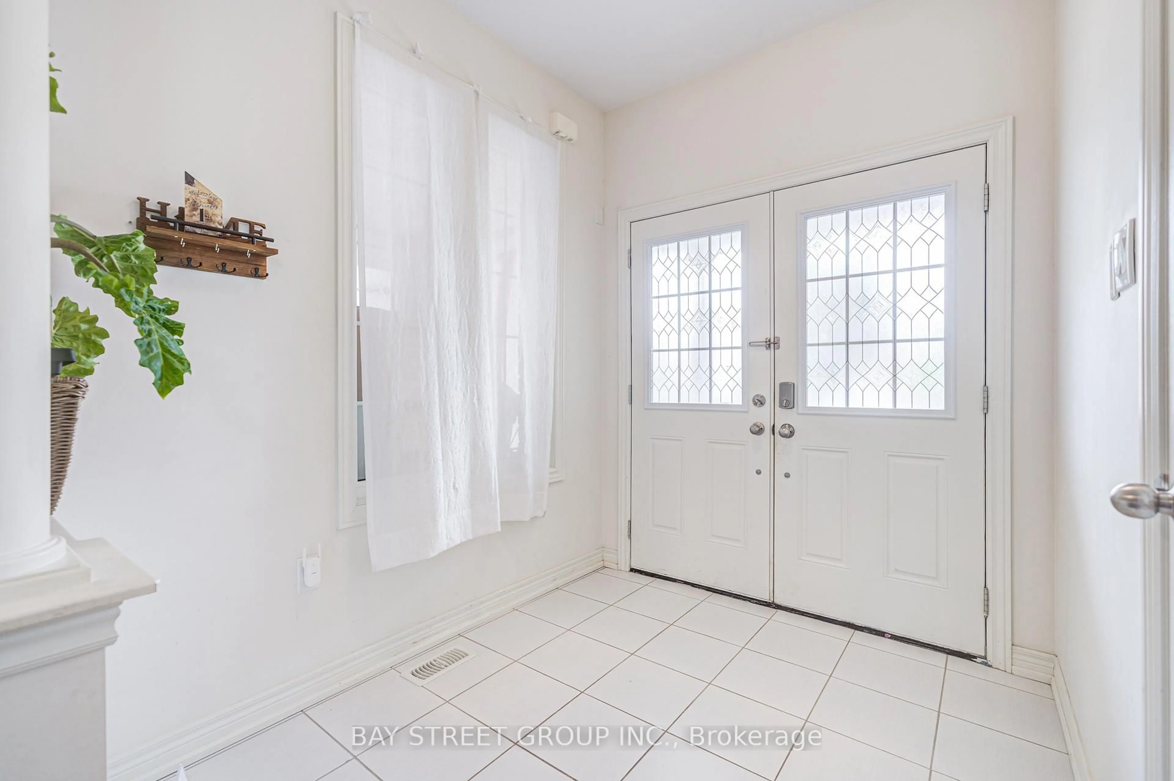 Indoor entryway for 1804 Grandview St, Oshawa Ontario L1K 0A6