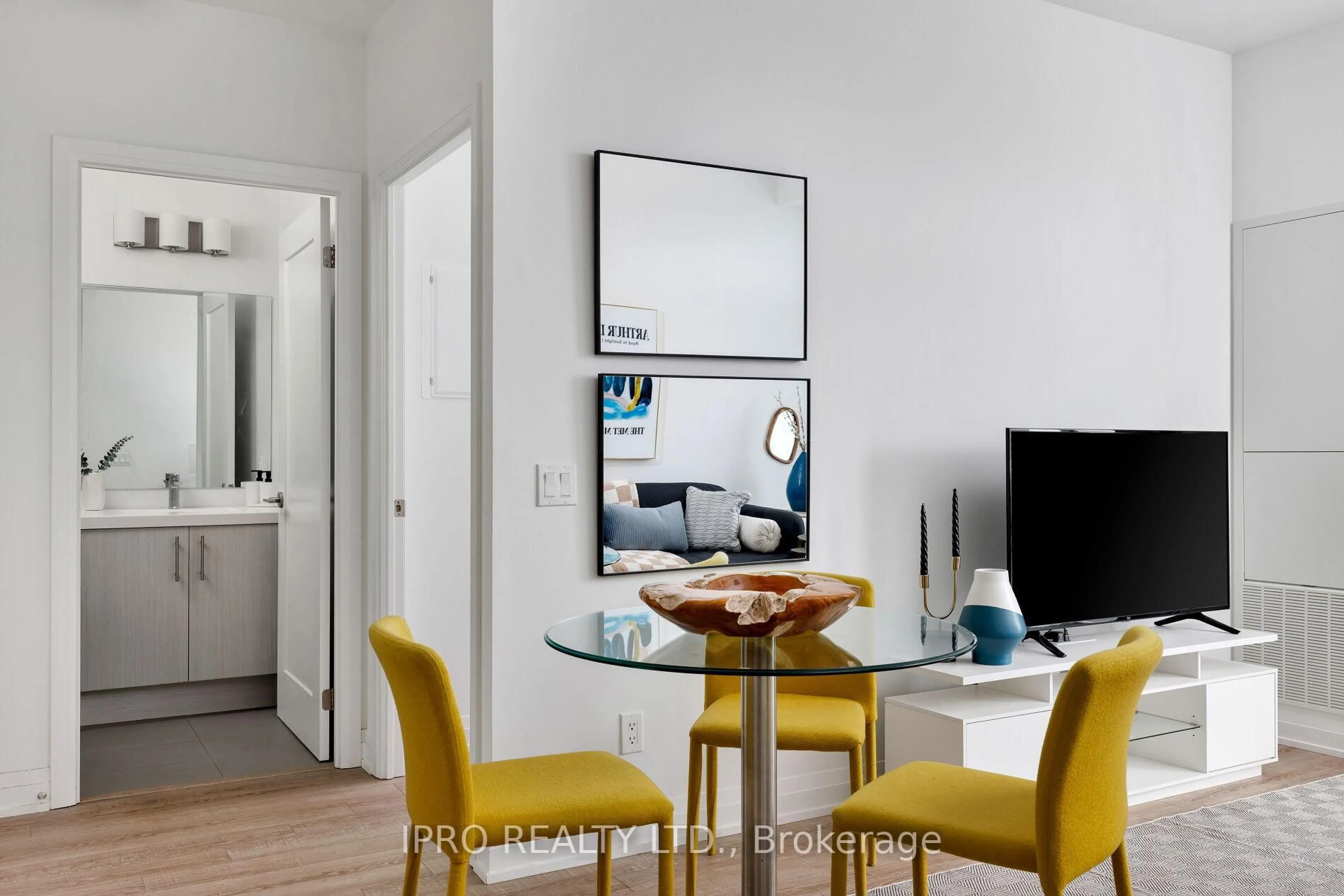 A pic of a room for 286 Main St #807, Toronto Ontario M4C 0B3