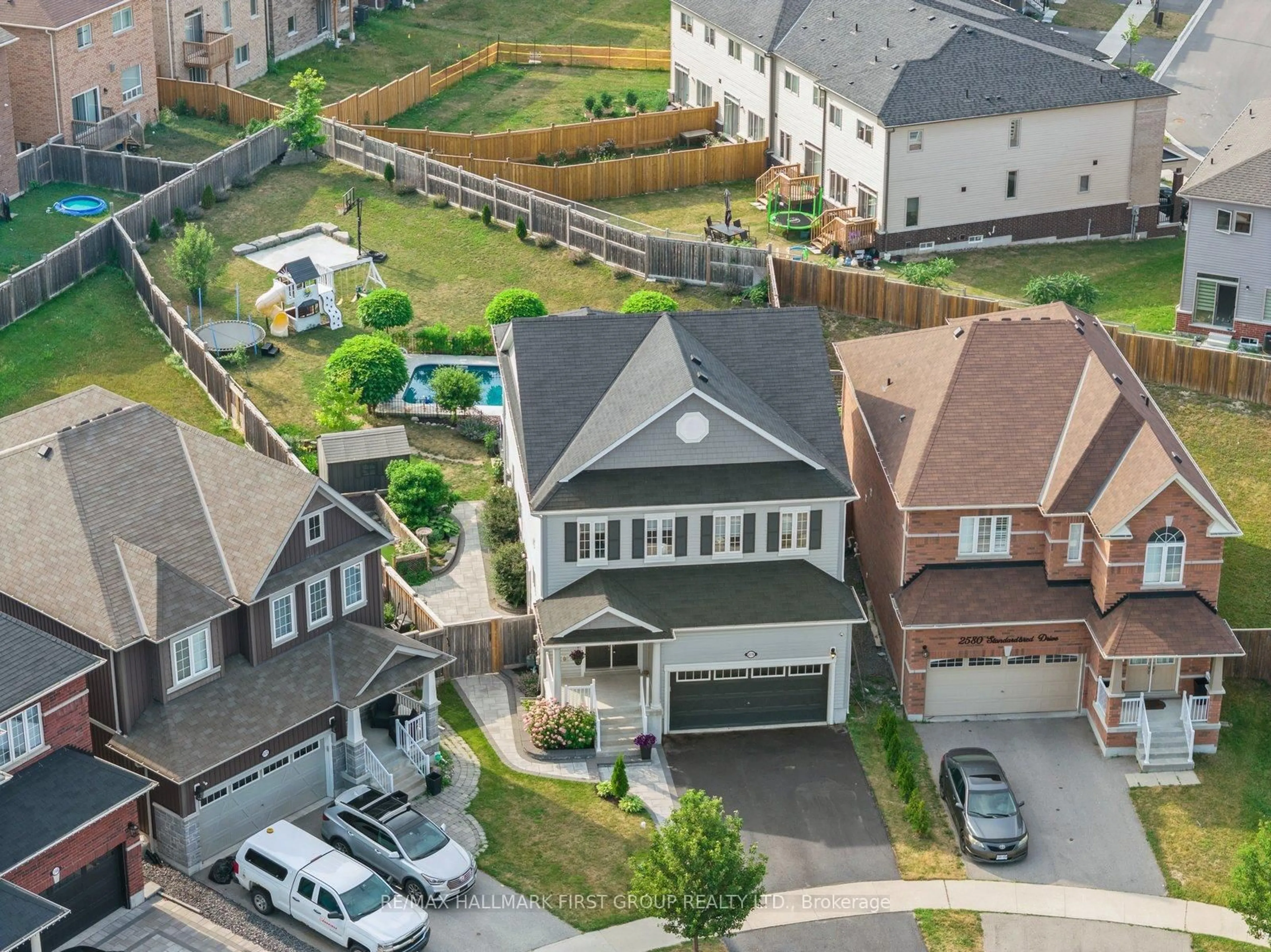 A pic from outside/outdoor area/front of a property/back of a property/a pic from drone, street for 2576 Standardbred Dr, Oshawa Ontario L1L 0H9
