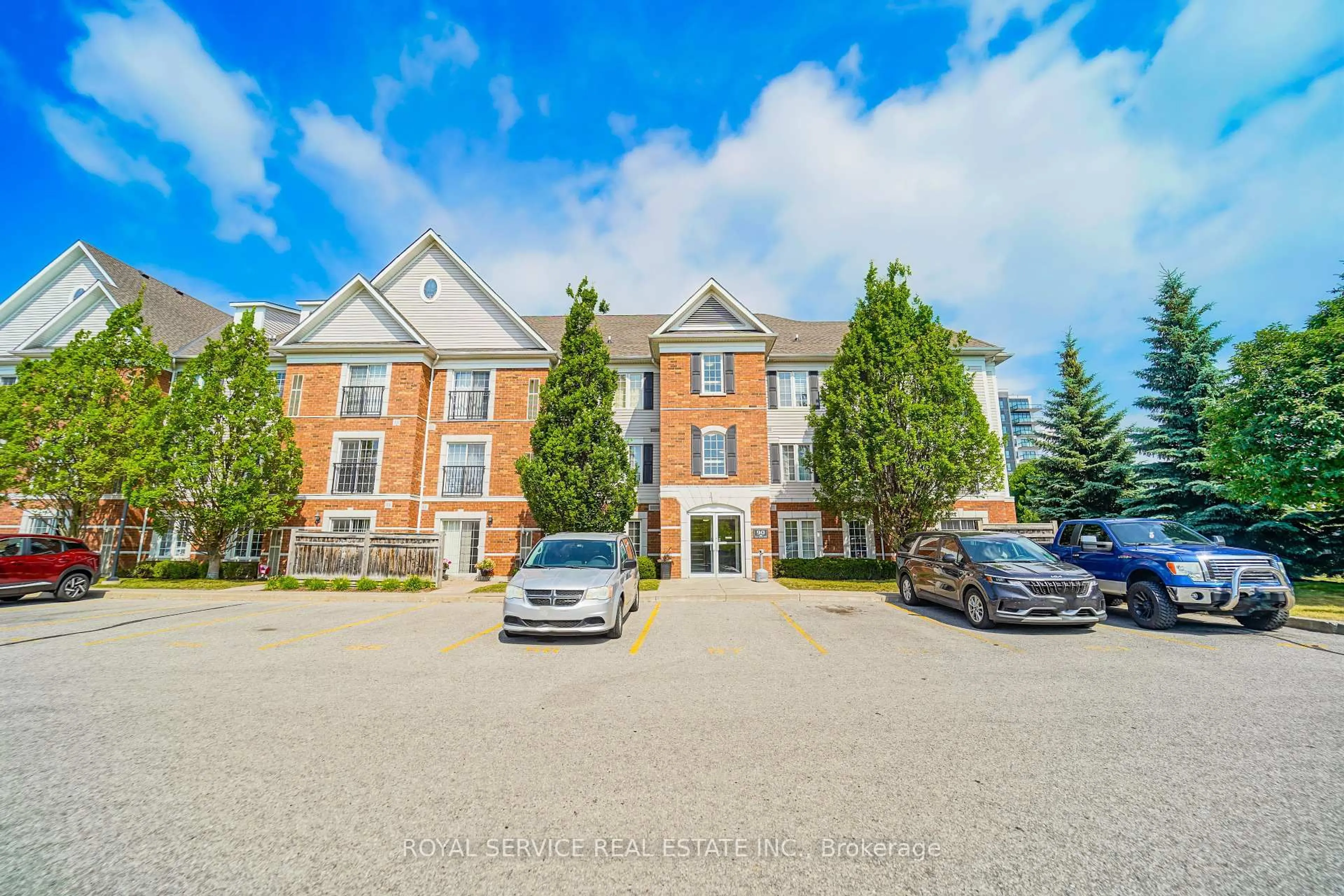A pic from outside/outdoor area/front of a property/back of a property/a pic from drone, building for 90 Aspen Springs Dr #207, Clarington Ontario L1C 5N3