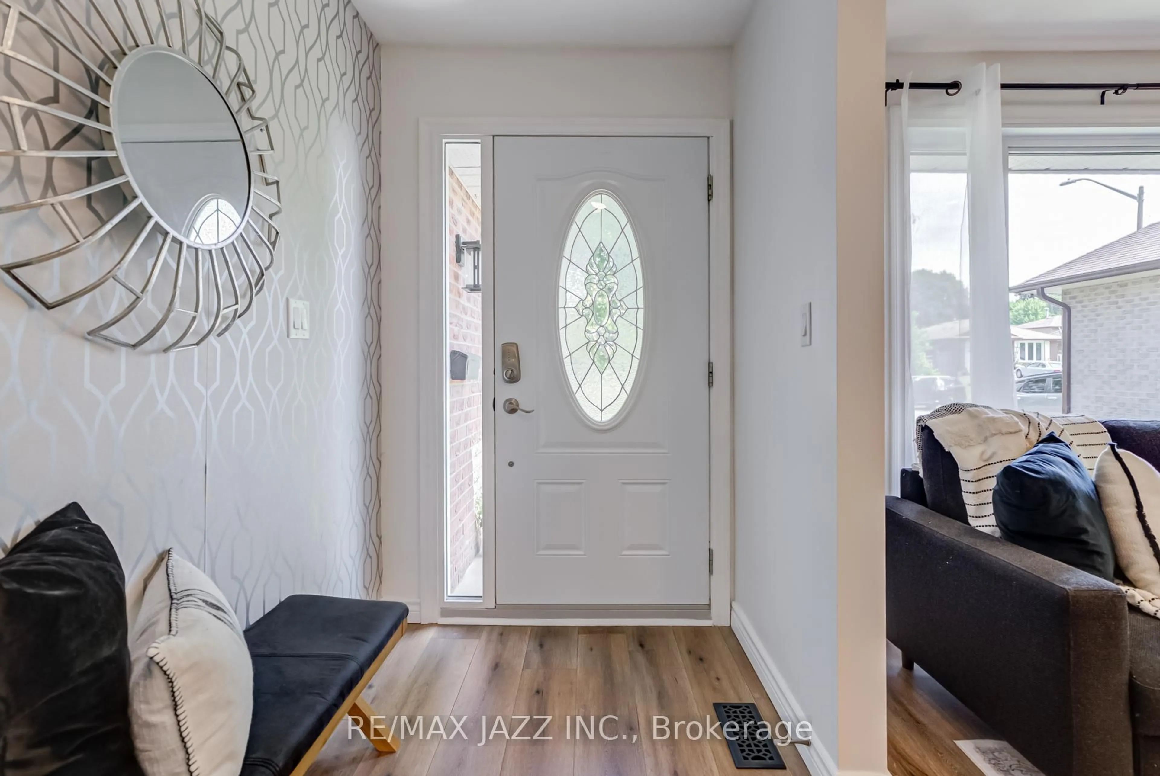 Indoor entryway for 868 Southgate Dr, Oshawa Ontario L1H 7Z9