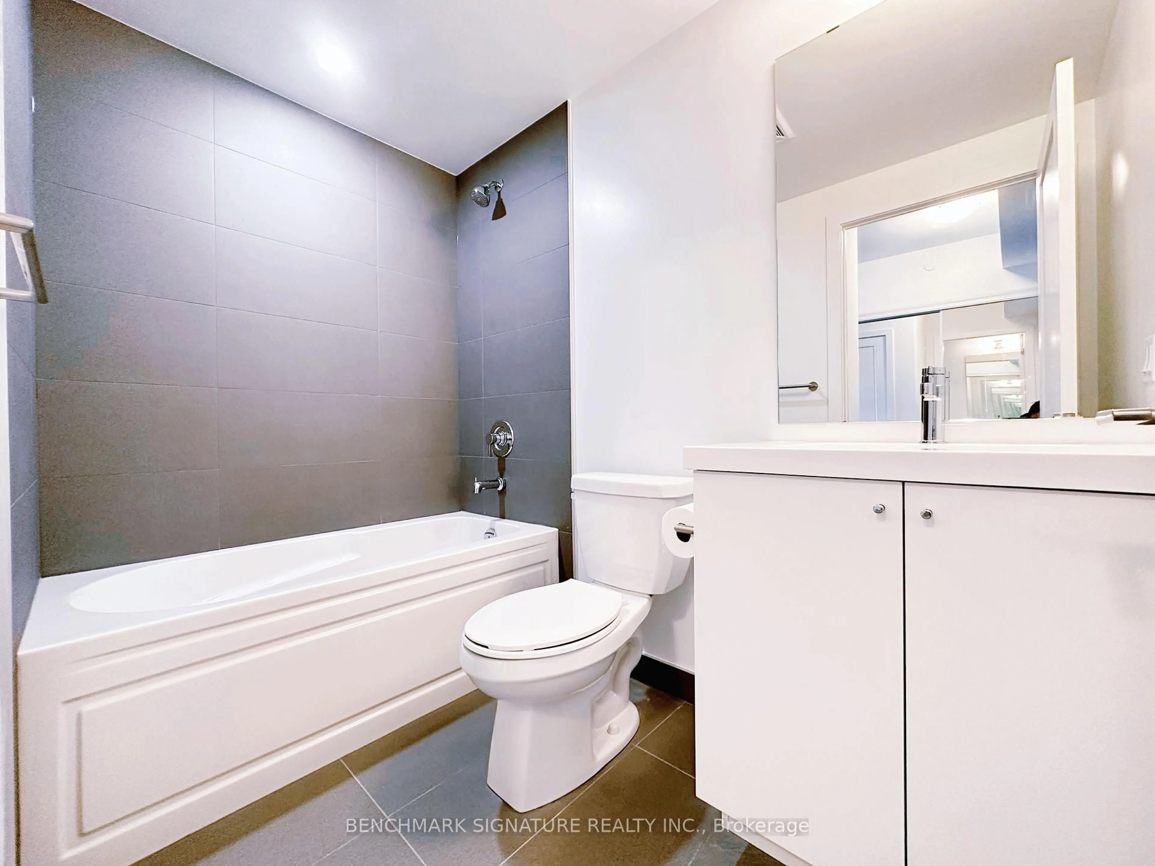 Standard bathroom, ceramic/tile floor for 2545 Simcoe St #2318, Oshawa Ontario L1L 0W3