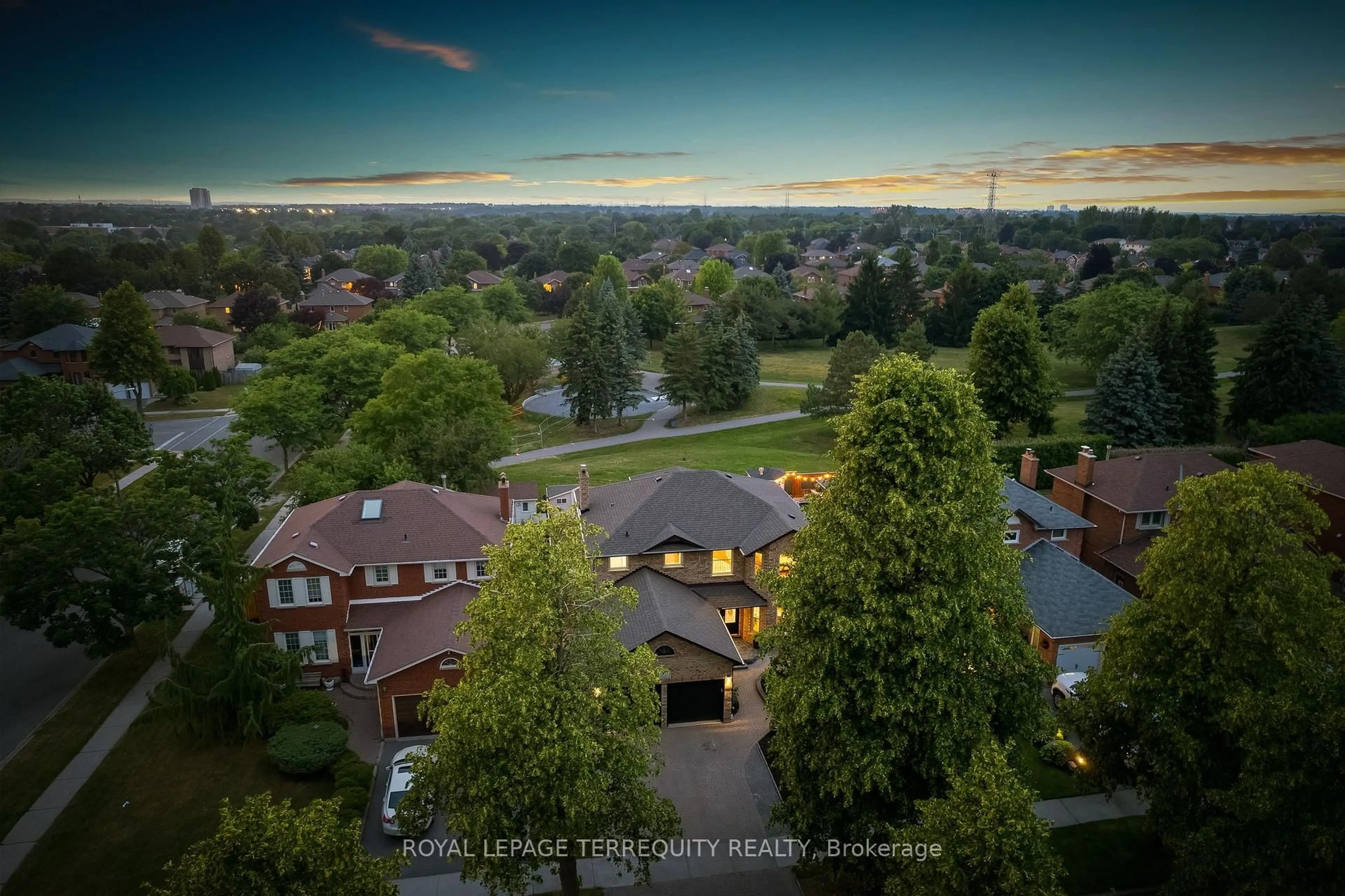 A pic from outside/outdoor area/front of a property/back of a property/a pic from drone, unknown for 77 Ingleborough Dr, Whitby Ontario L1N 8J4