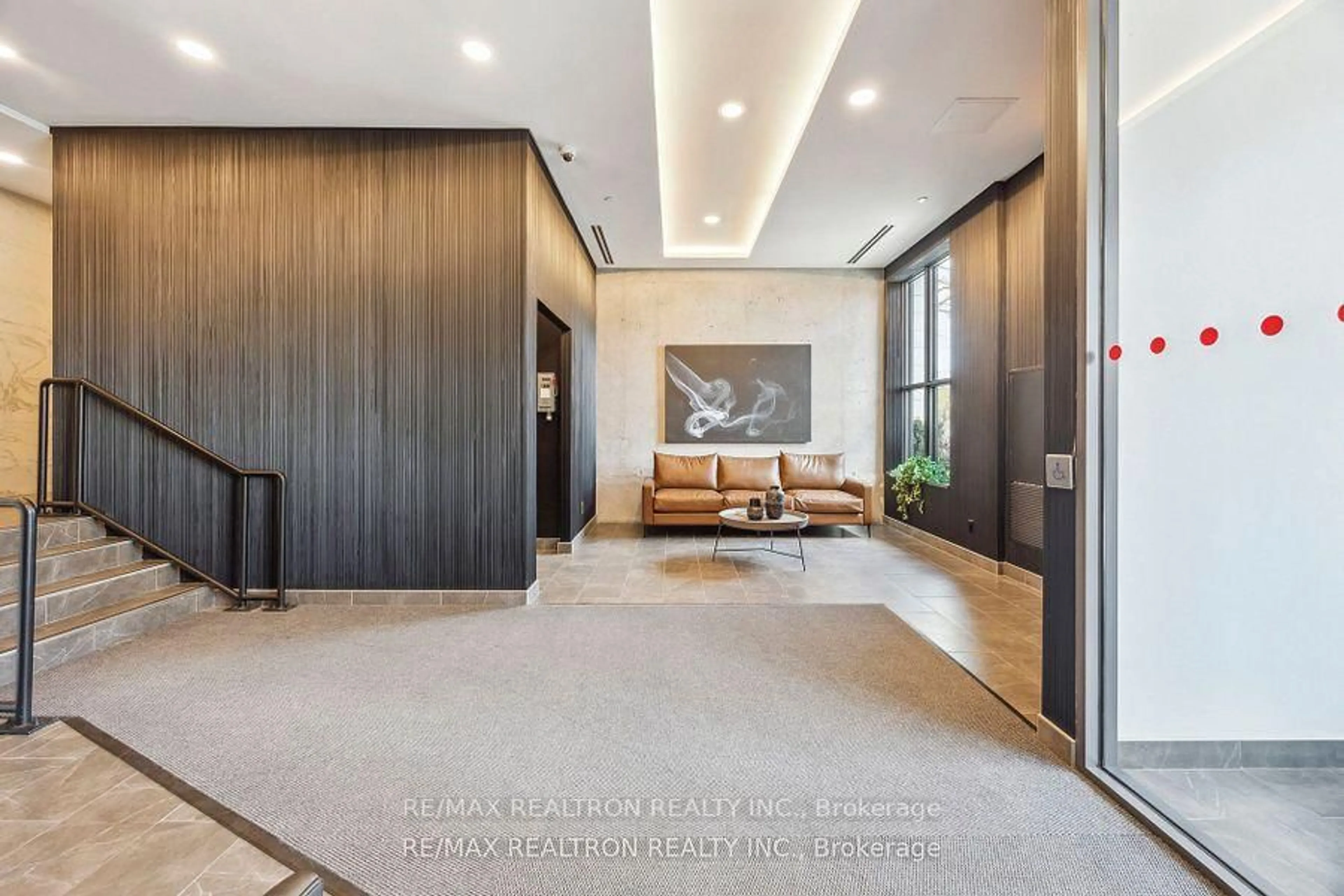 Indoor foyer for 1400 Kingston Rd #307, Toronto Ontario M1N 0C2