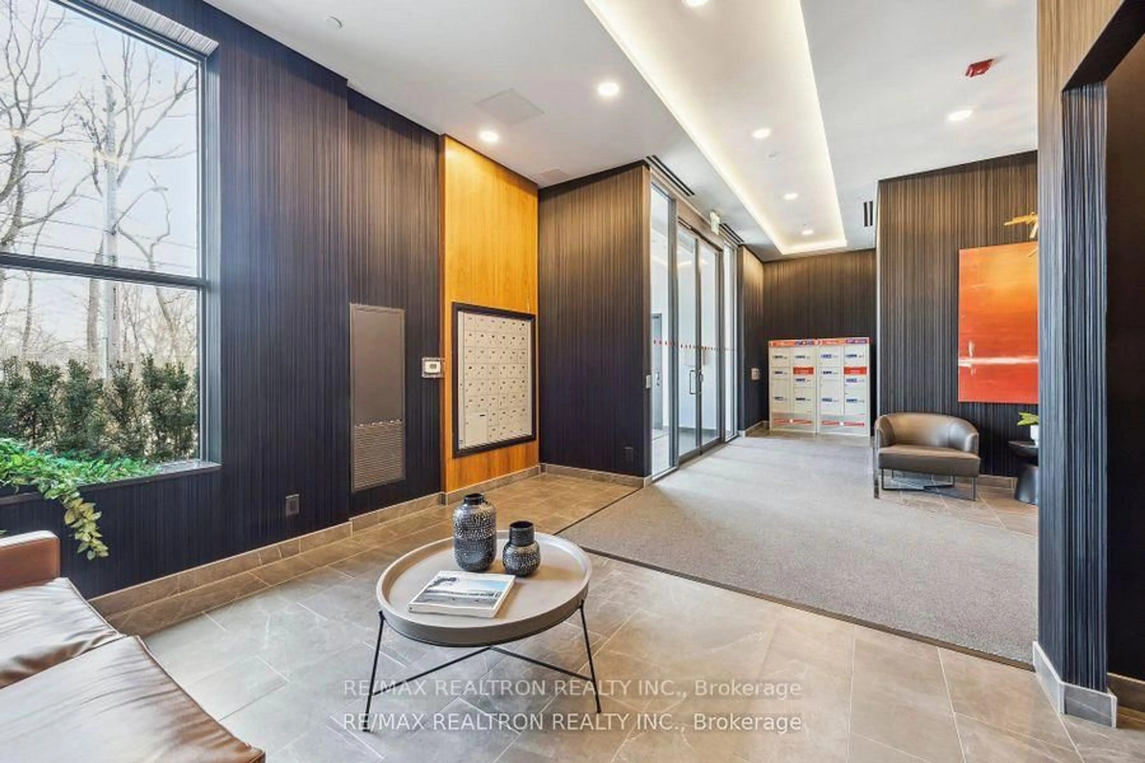 Indoor foyer for 1400 Kingston Rd #307, Toronto Ontario M1N 0C2
