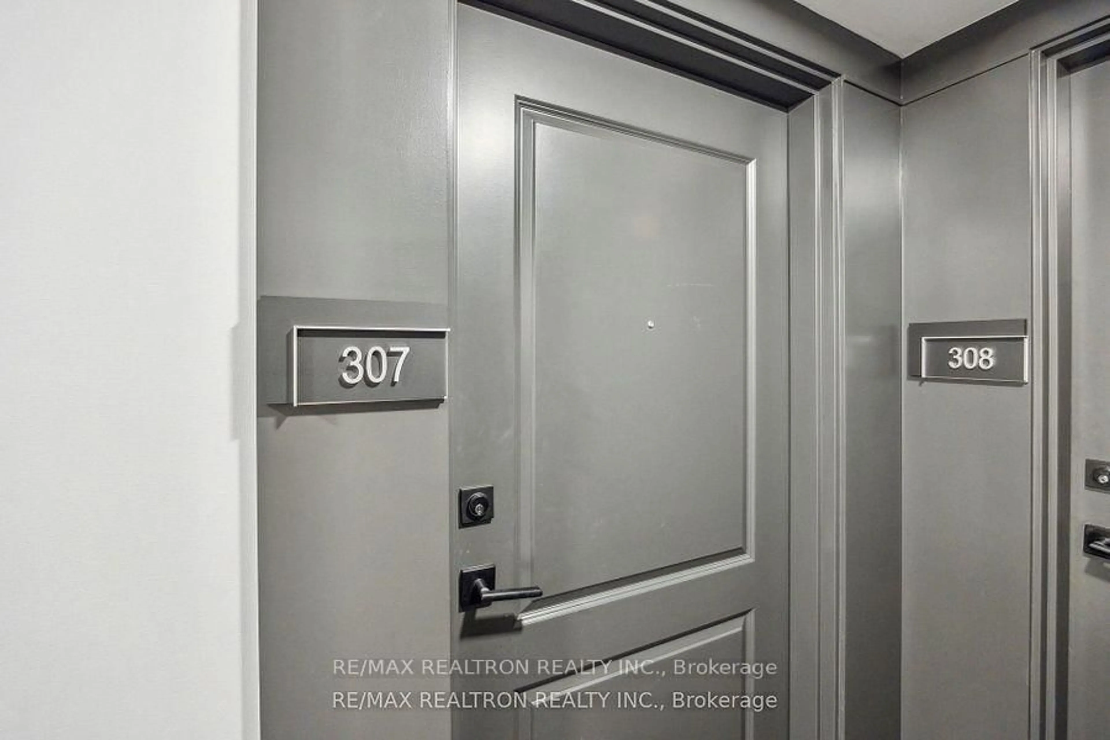 Indoor foyer for 1400 Kingston Rd #307, Toronto Ontario M1N 0C2