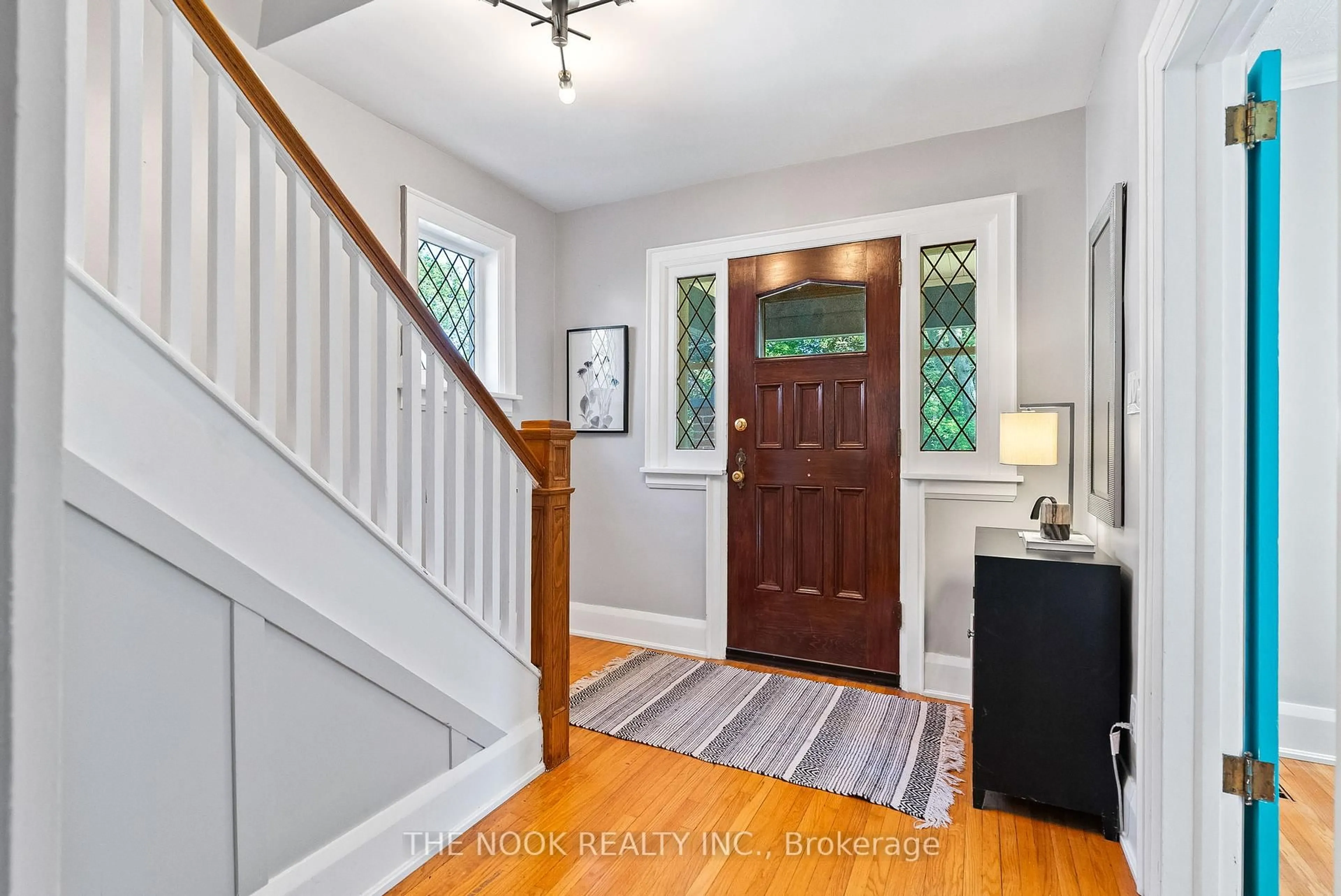 Indoor entryway for 100 Connaught St, Oshawa Ontario L1G 2H3