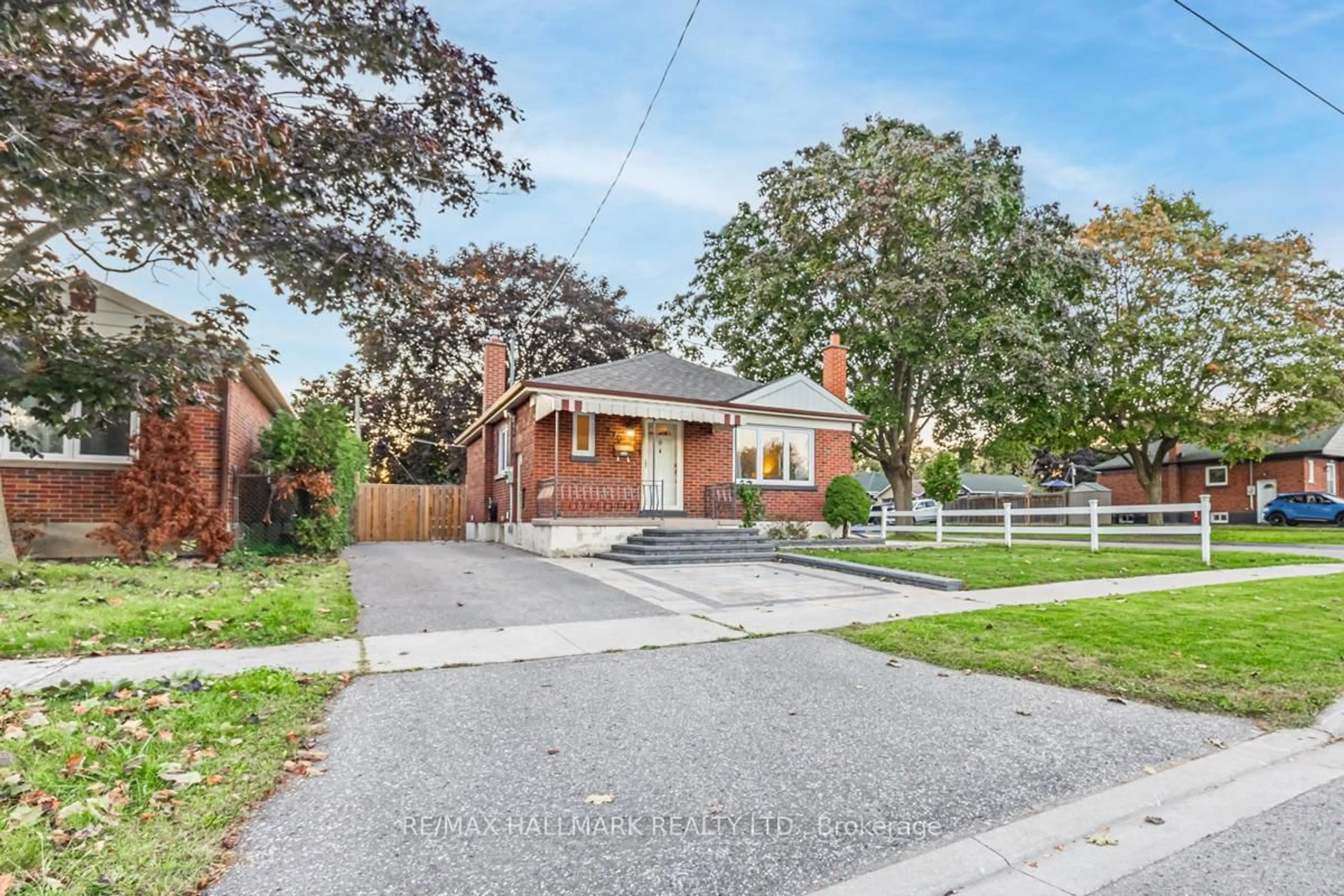 Home with brick exterior material, street for 270 Highland Ave, Oshawa Ontario L1H 6A9