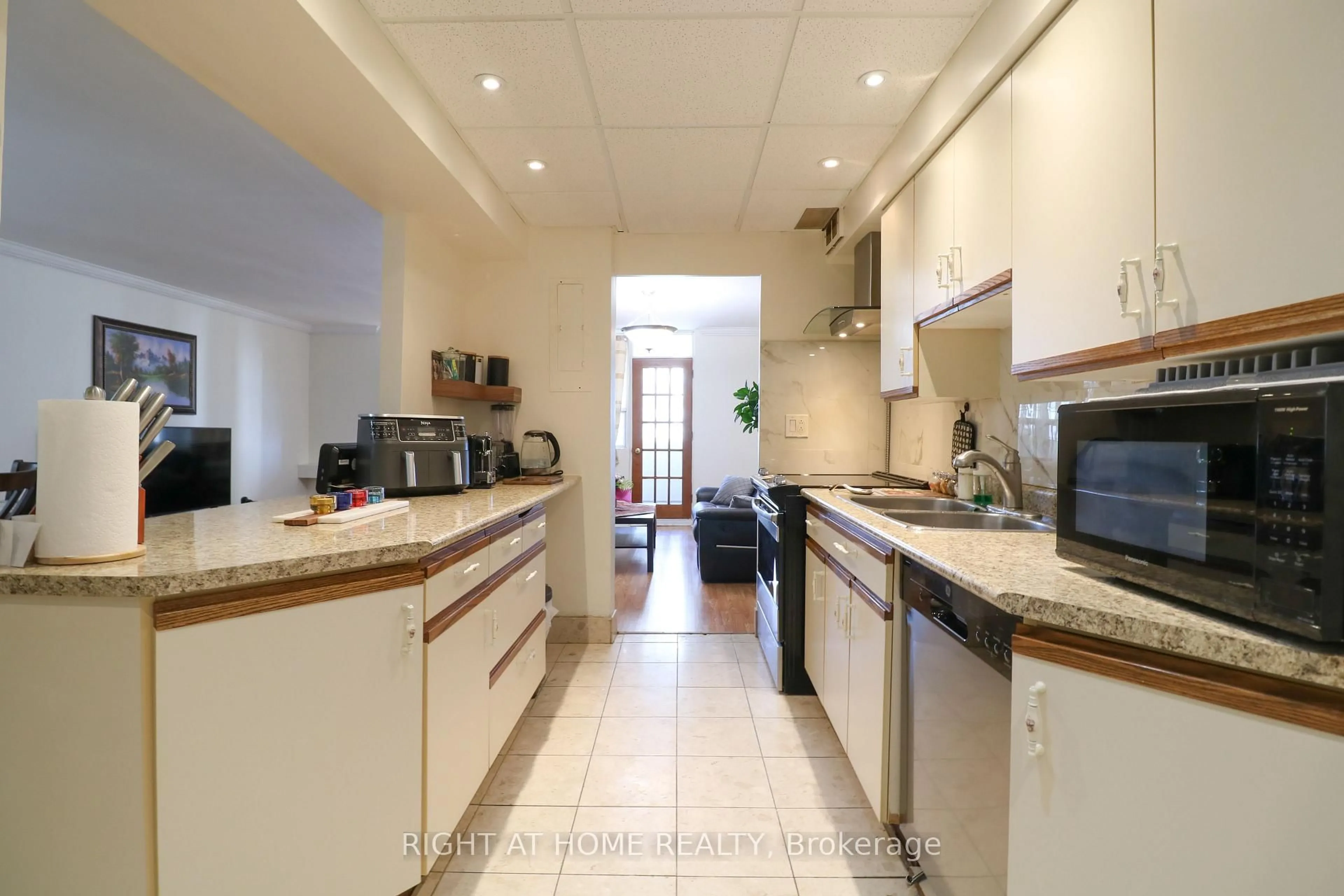 Unknown for 3420 Eglinton Ave #407, Toronto Ontario M1J 2H9