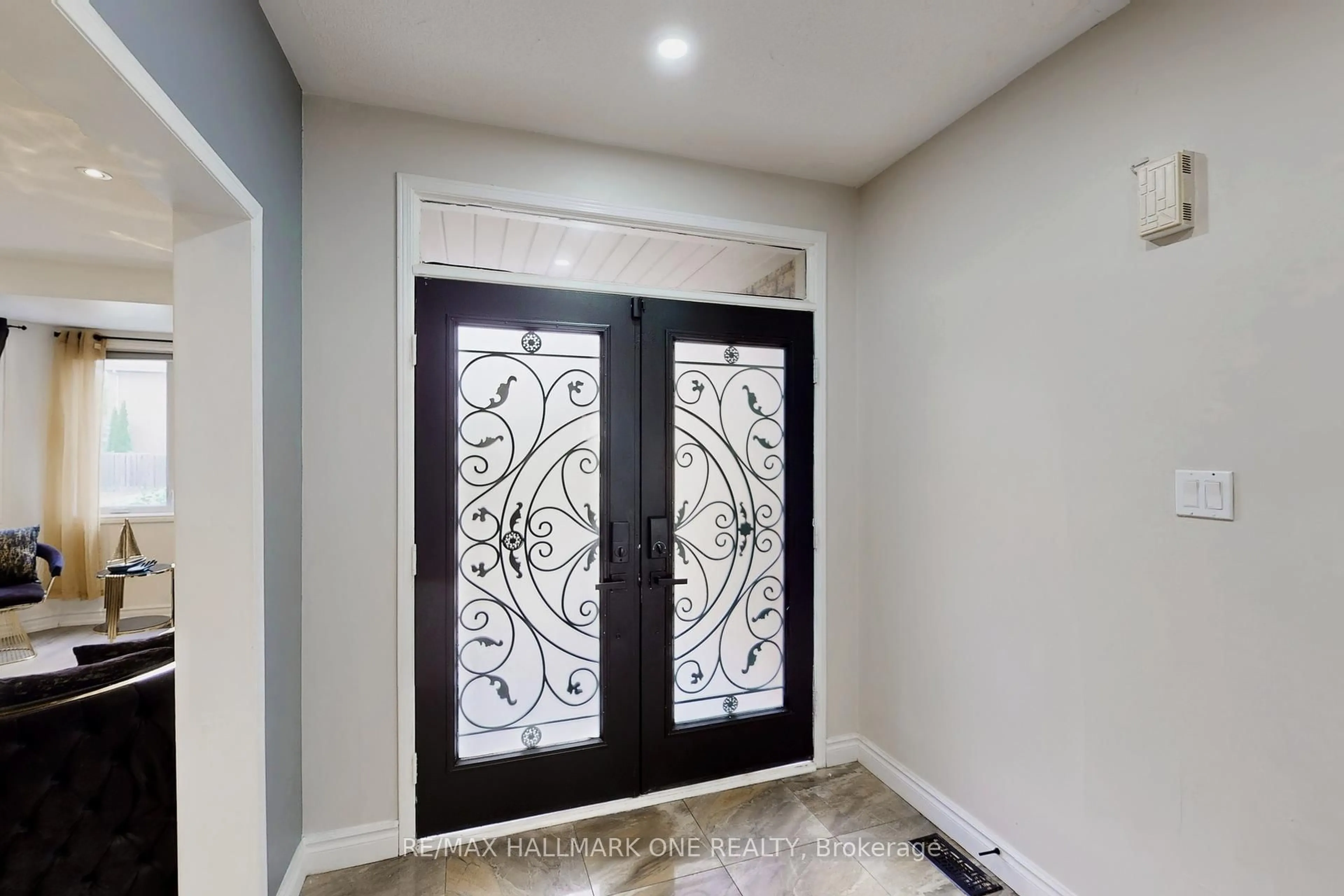 Indoor entryway for 981 Deer Valley Dr, Oshawa Ontario L1J 8N2