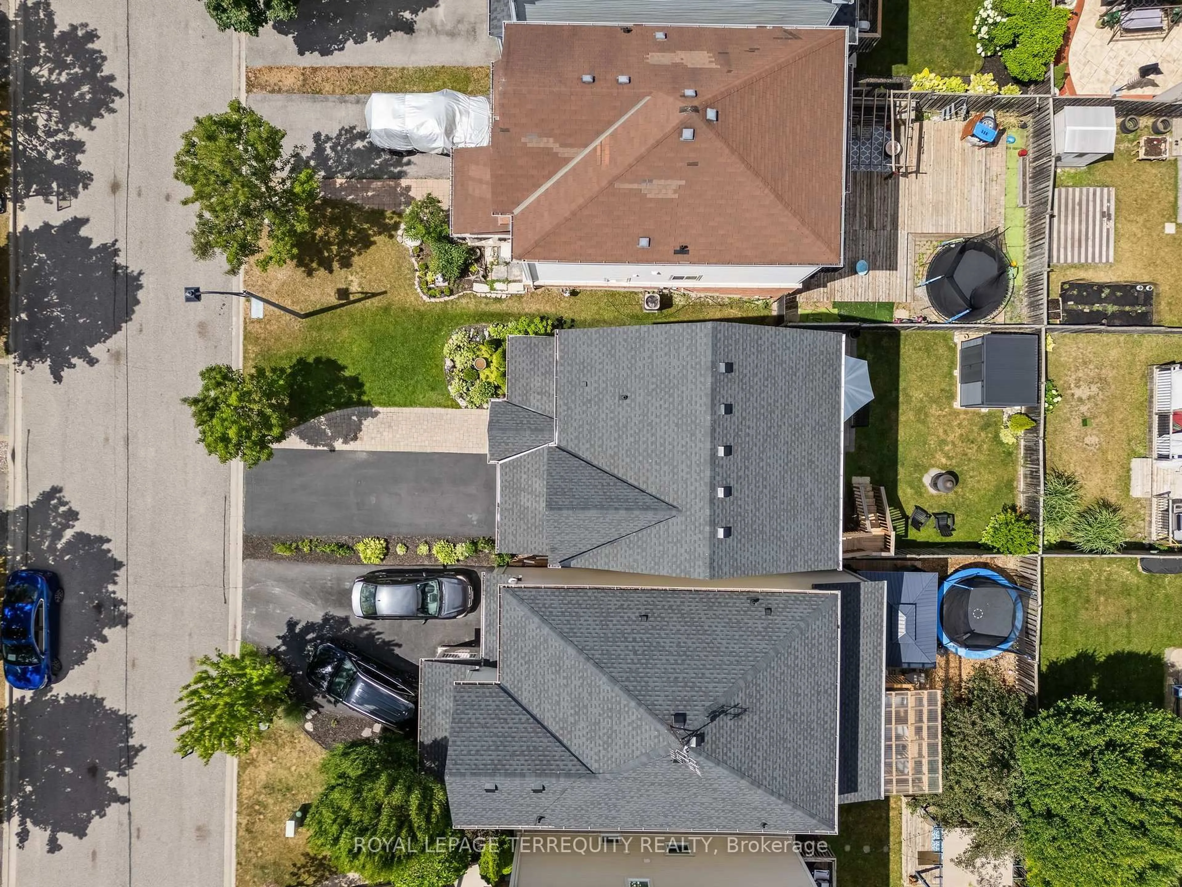 A pic from outside/outdoor area/front of a property/back of a property/a pic from drone, street for 41 Teardrop Cres, Whitby Ontario L1M 2P1