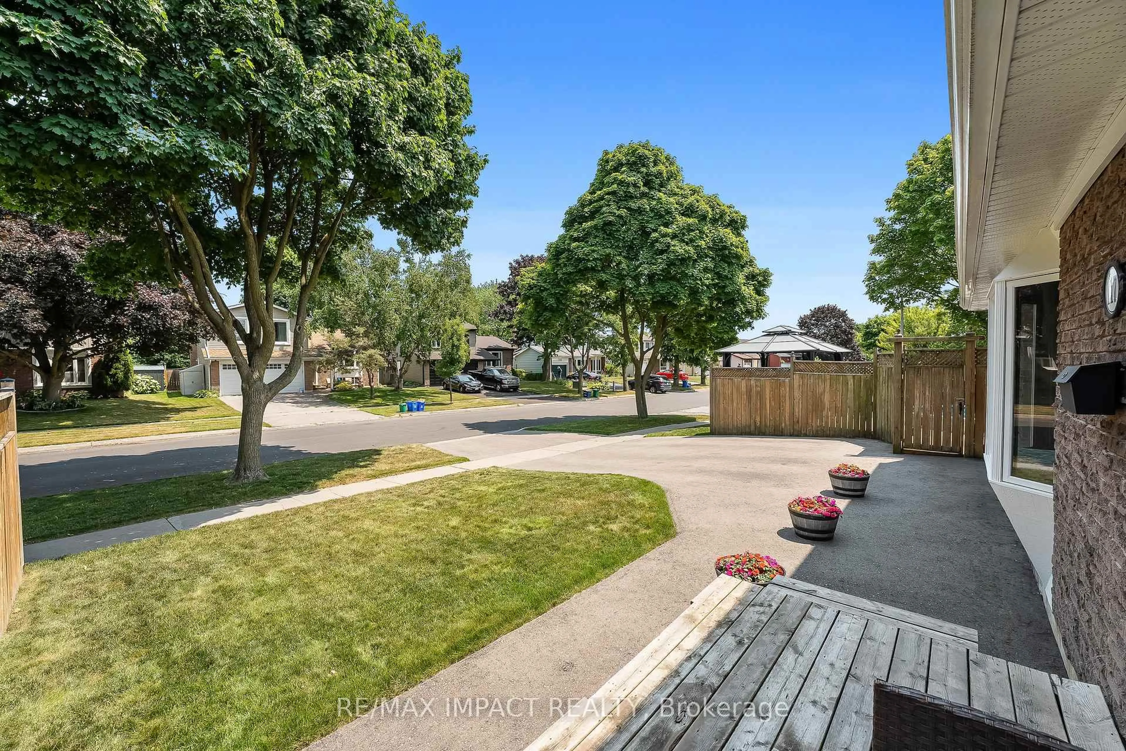 A pic from outside/outdoor area/front of a property/back of a property/a pic from drone, street for 117 Roser Cres, Clarington Ontario L1C 3P2