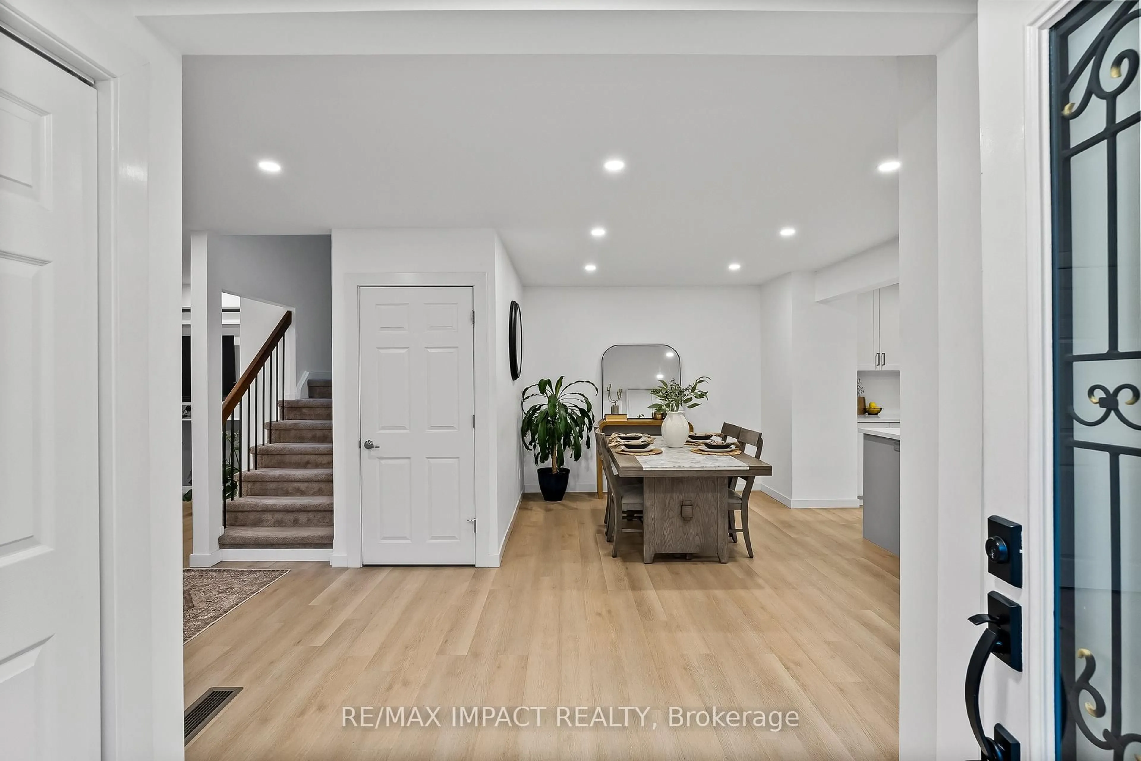 Indoor entryway for 117 Roser Cres, Clarington Ontario L1C 3P2